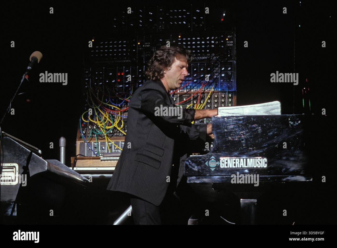 WANTAGH, NY 09. AUGUST: Keith Emerson von Emerson, Lake & Palmer tritt am 9. August 1998 im Jones Beach Theater in Wantagh, New York auf Stockfoto