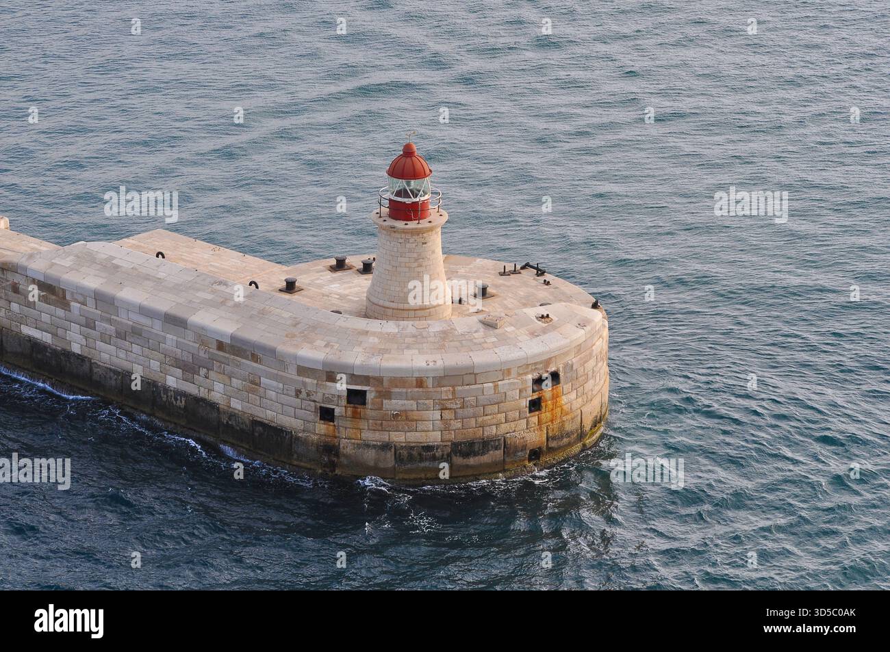 Leuchtturm am Eingang zum Grand Harbor, Valletta (Il-Belt), die Hauptstadt von Malta Stockfoto