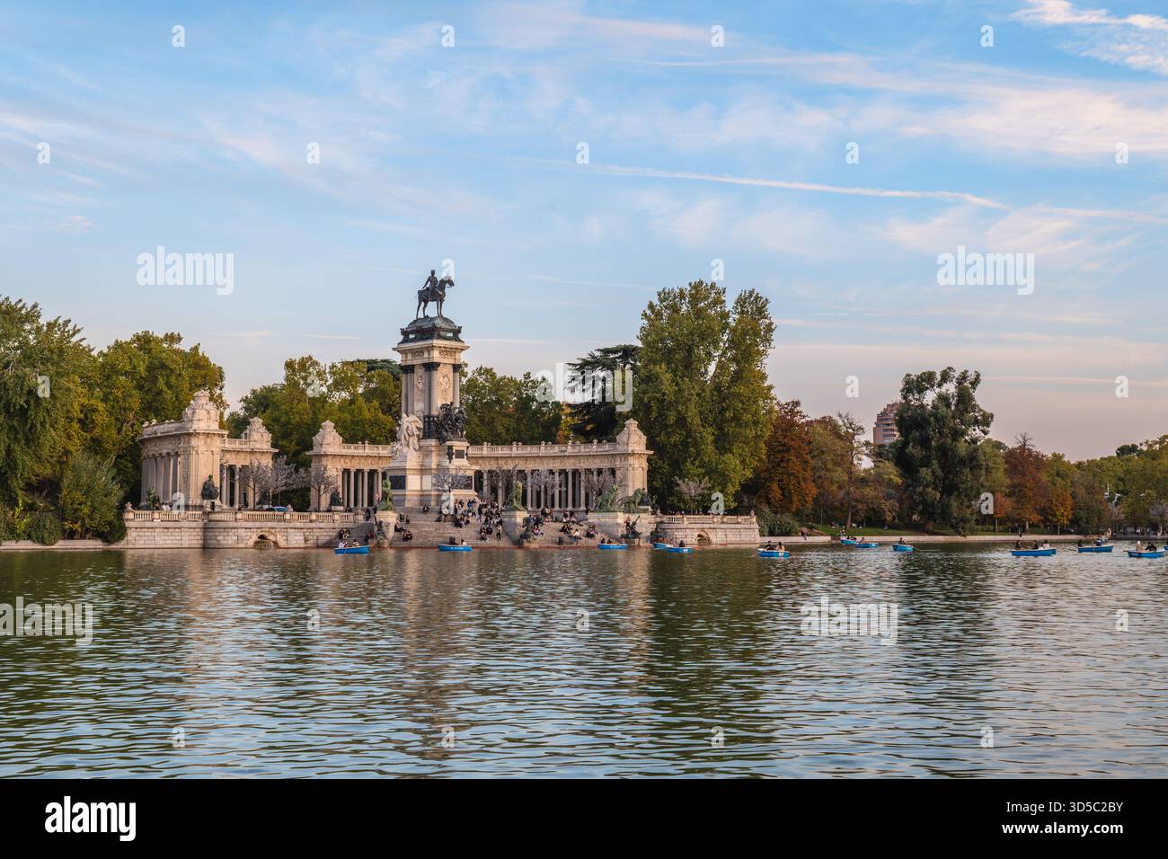 Der große Teich von Buen Retiro, auch bekannt als Retiro Teich, befindet sich im Retiro Park in Madrid, Spanien. Stockfoto