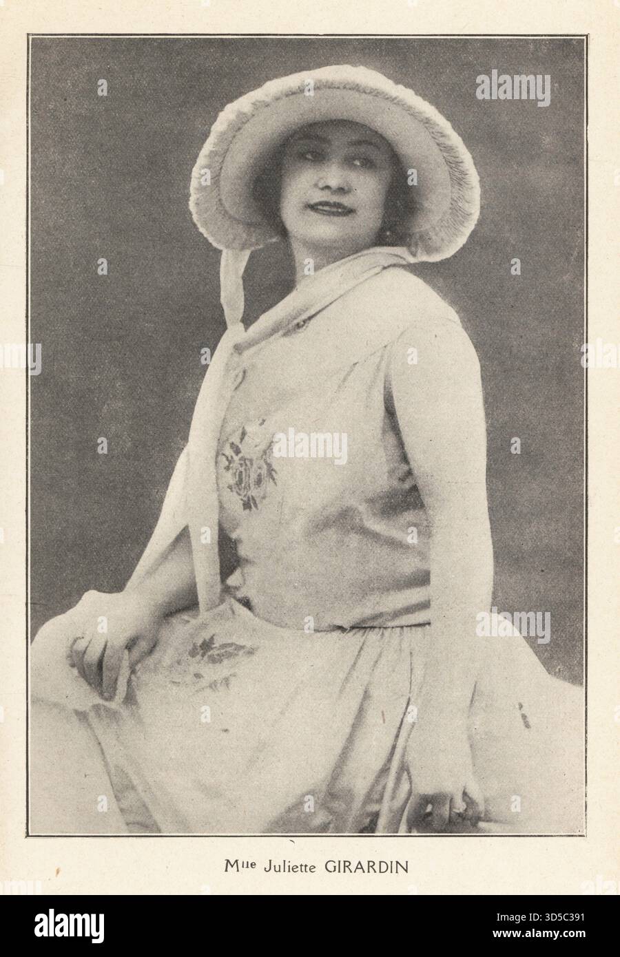 Mlle. Juliette Girardin war eine französische Varieté-Sängerin, die nach dem Ende des Ersten Weltkriegs im Chateau d’Eau auftrat. Bromid des Sängers in einer Kappe und einem mit Rosen verzierten Rock. Gedruckte Platte aus Alfred Bitterlins L’Art du Maquillage, Art of Makeup, Editions Ulysse Boucoiran, Paris, 1925. Stockfoto