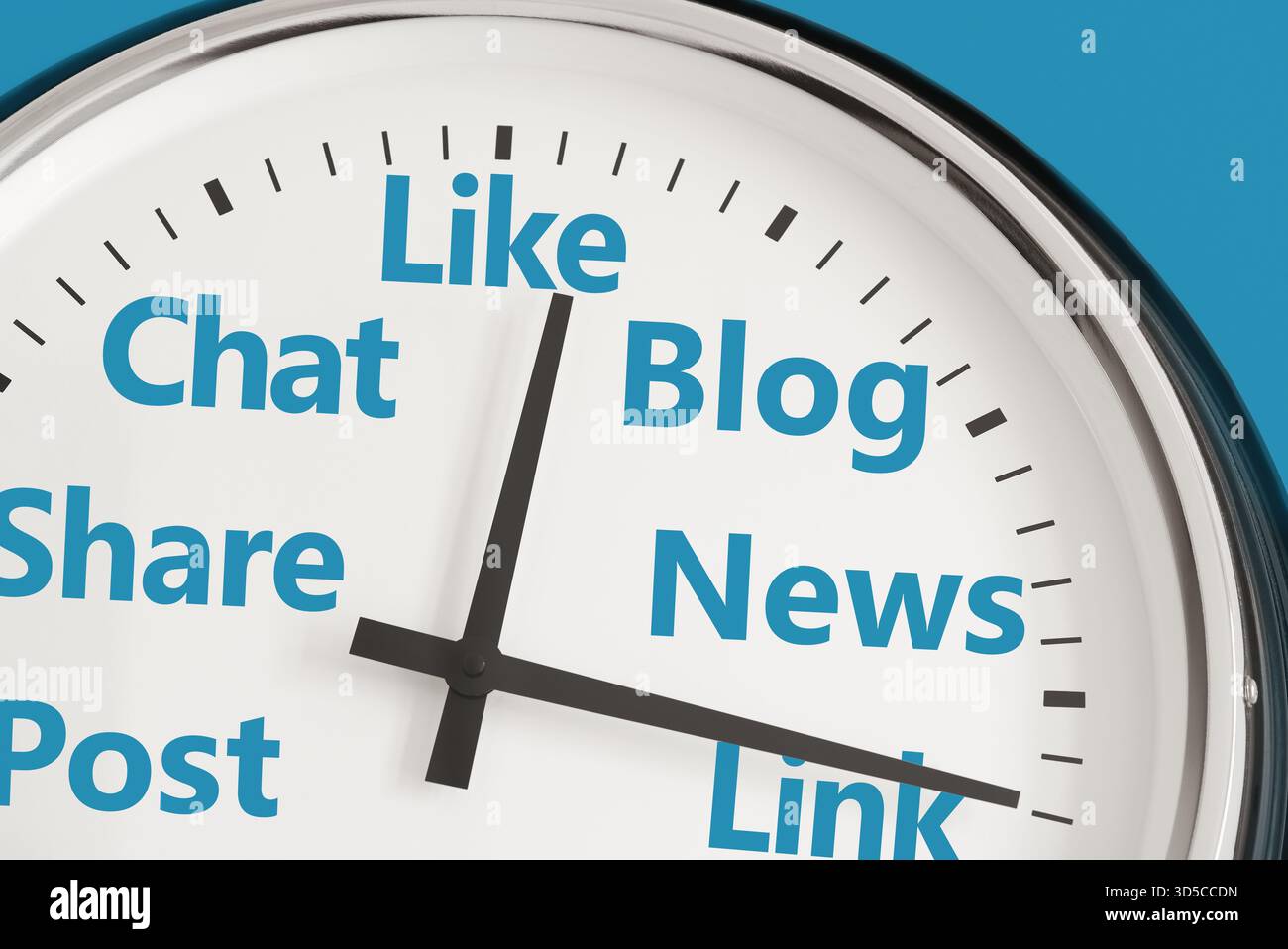 Social Media Networking Zeitmanagement und Web Business Strategiekonzept mit einem Close-up-Zifferblatt und Social Media-Zeichen. Stockfoto