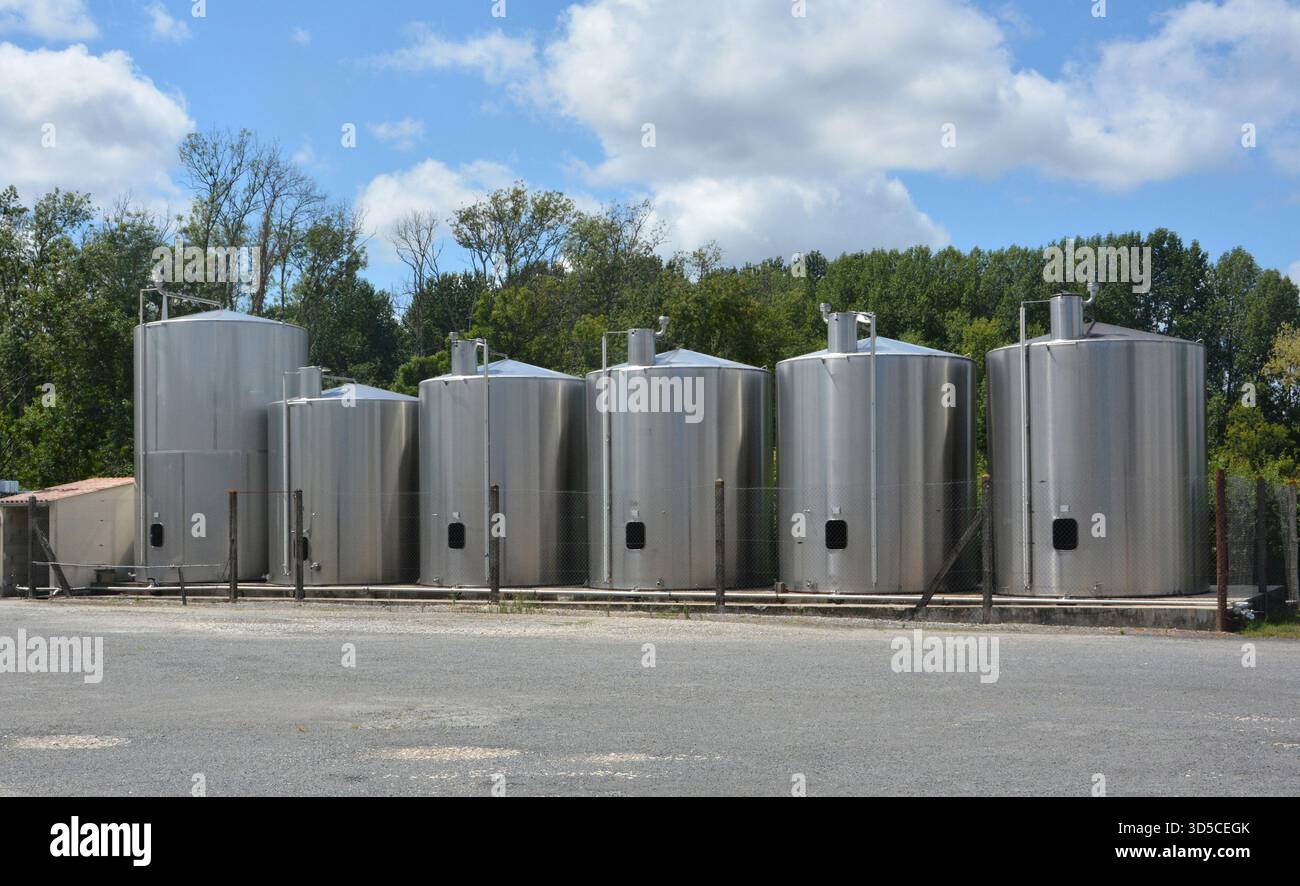 Moderne Lagertanks , Cognac Destillerie, Mainxe, Charente, Nouvelle Aquitaine, Frankreich Stockfoto
