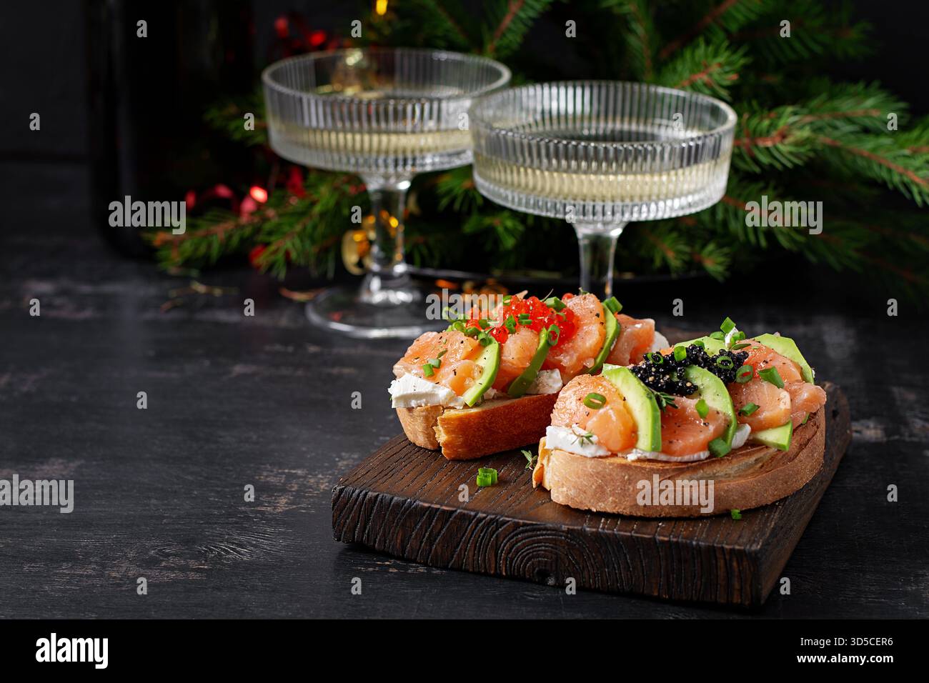 Avocado und Lachs Vorspeise auf dem Weihnachtstisch. Kanapees mit Fisch und Kaviar. Stockfoto