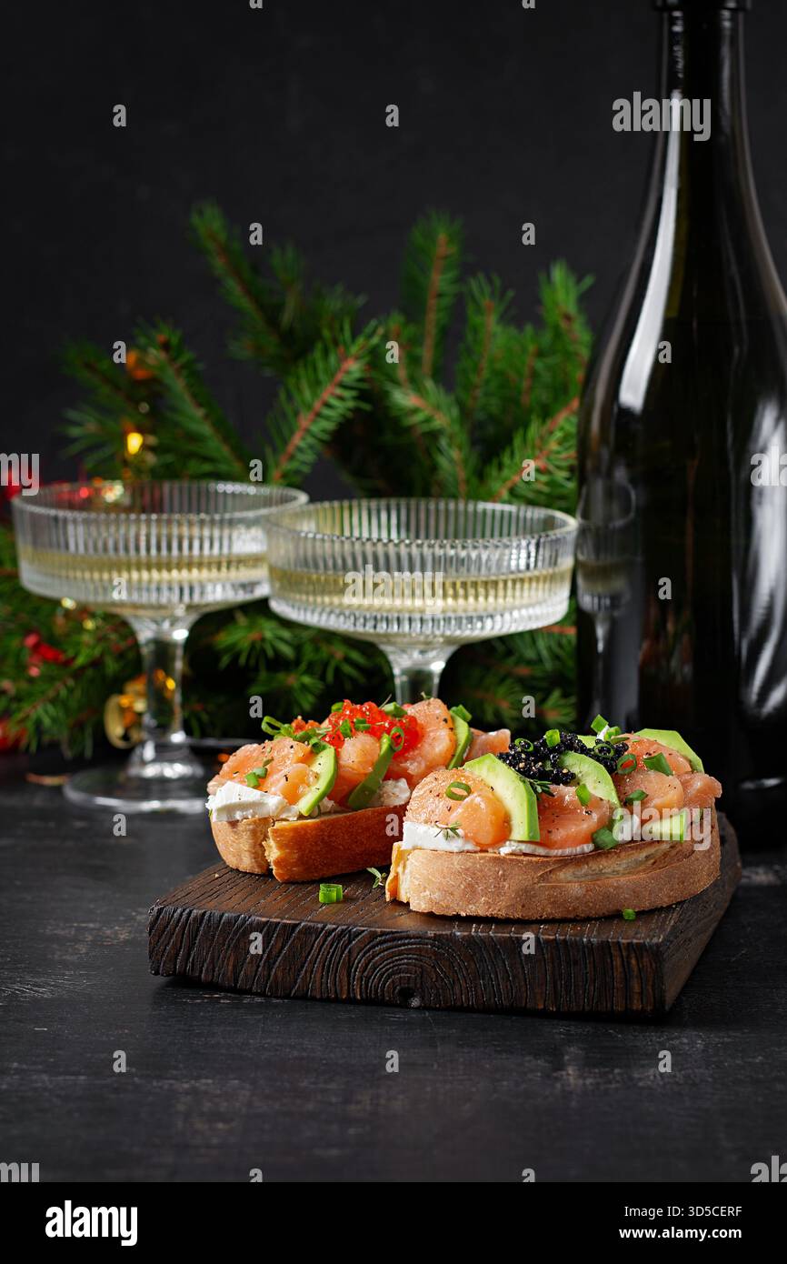 Avocado und Lachs Vorspeise auf dem Weihnachtstisch. Kanapees mit Fisch und Kaviar. Stockfoto