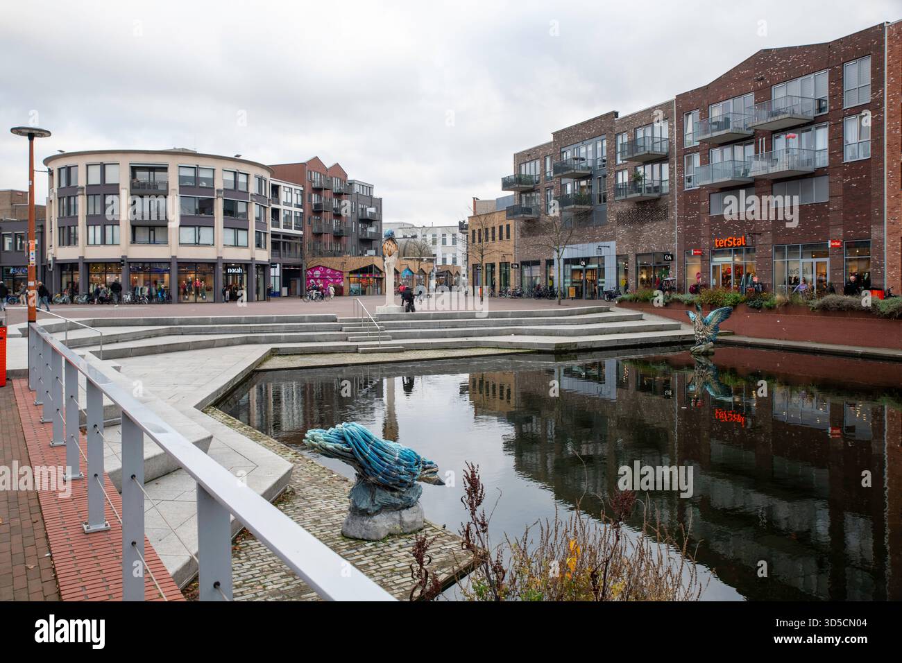 almelo in den niederlanden, moderner Stadtplatz mit Wasserspiel Stockfoto