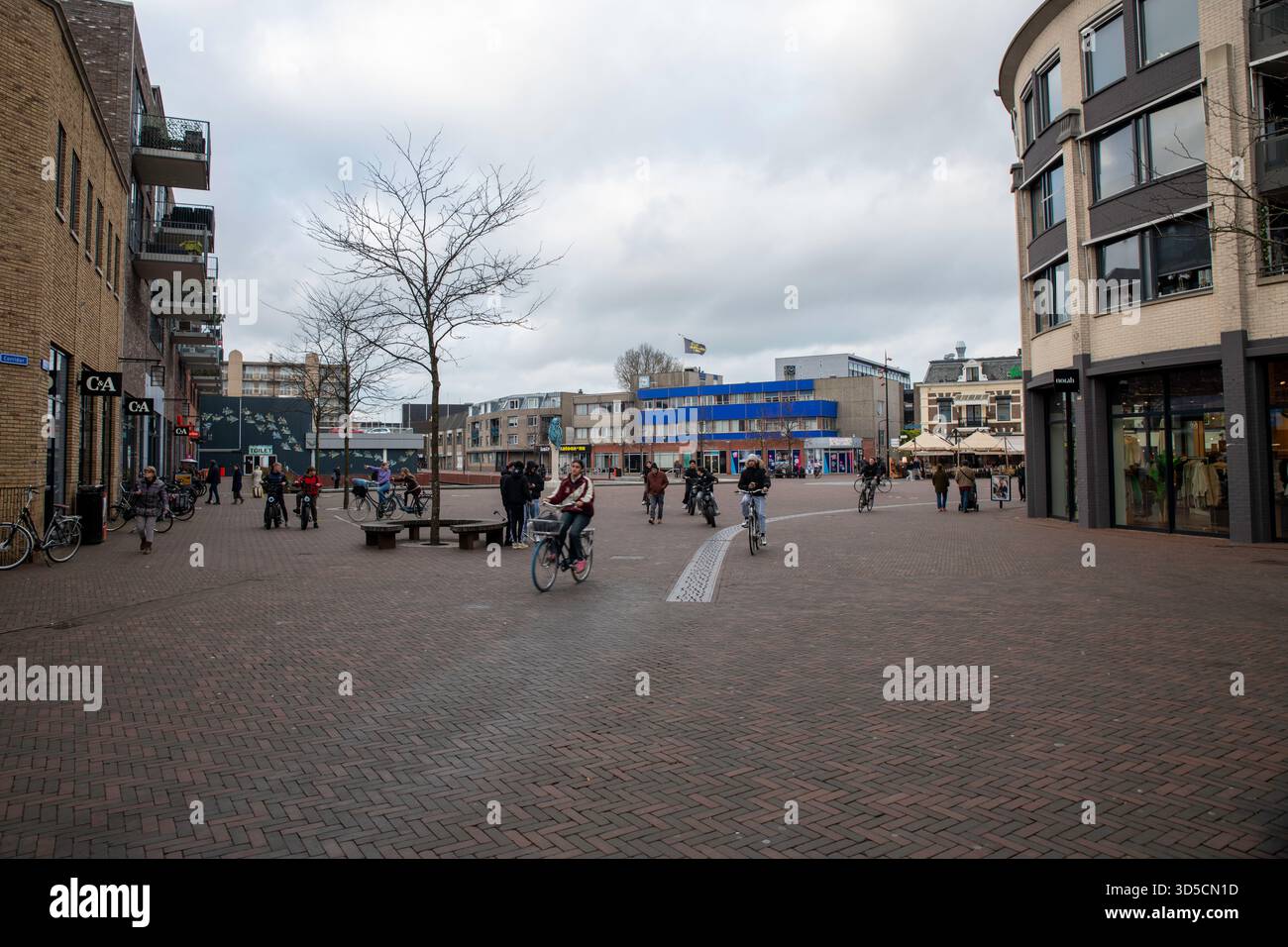 almelo-Stadt mit pulsierendem Stadtplatz mit Radtouren, Geschäften und modernen Gebäuden Stockfoto