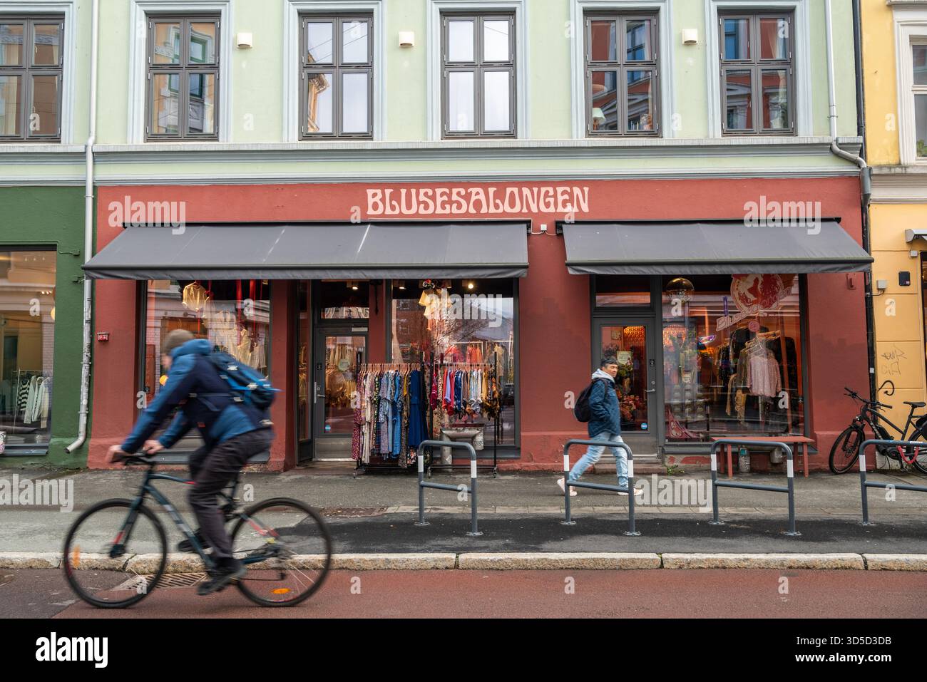 Oslo, Norwegen – 3. November 2025. Blick auf die Straße Markveien im Stadtteil Grunerlokka von Oslo. Blick in Richtung Blusesalongen Store Front, mit Peo Stockfoto
