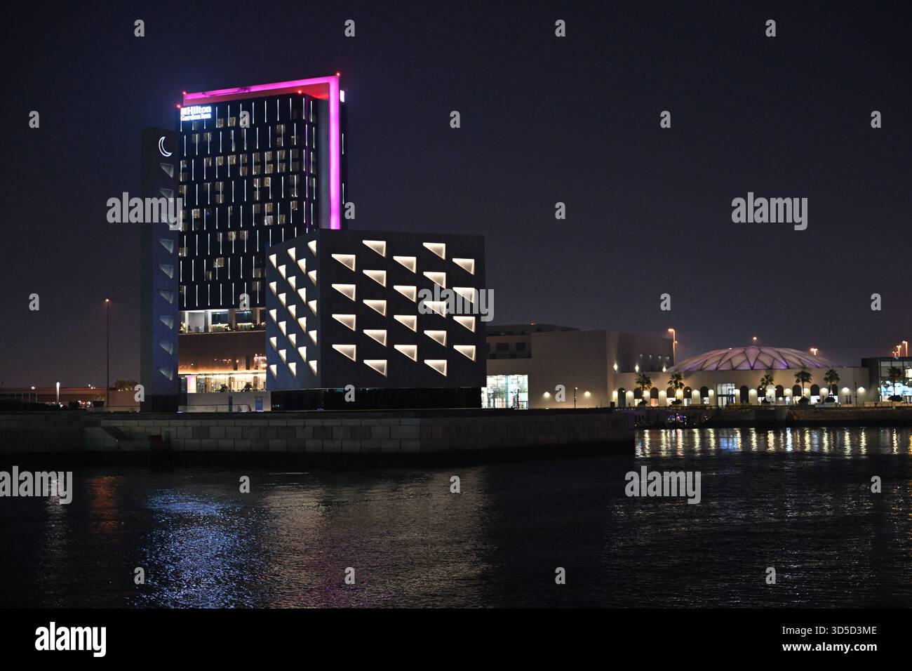 Bahrain, Manama, Bahrain Bay - Blick aus der Vogelperspektive über die Stadt mit Arcaptia Moschee und Einkaufszentrum bei Nacht Stockfoto