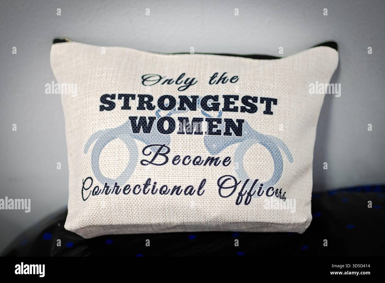 Eine Tasche, die besagt, dass nur die stärksten Frauen zu Korrekturbeamten werden. In einem Gebäude vor den Toren der Taconic Correctional Facility in New York. Stockfoto