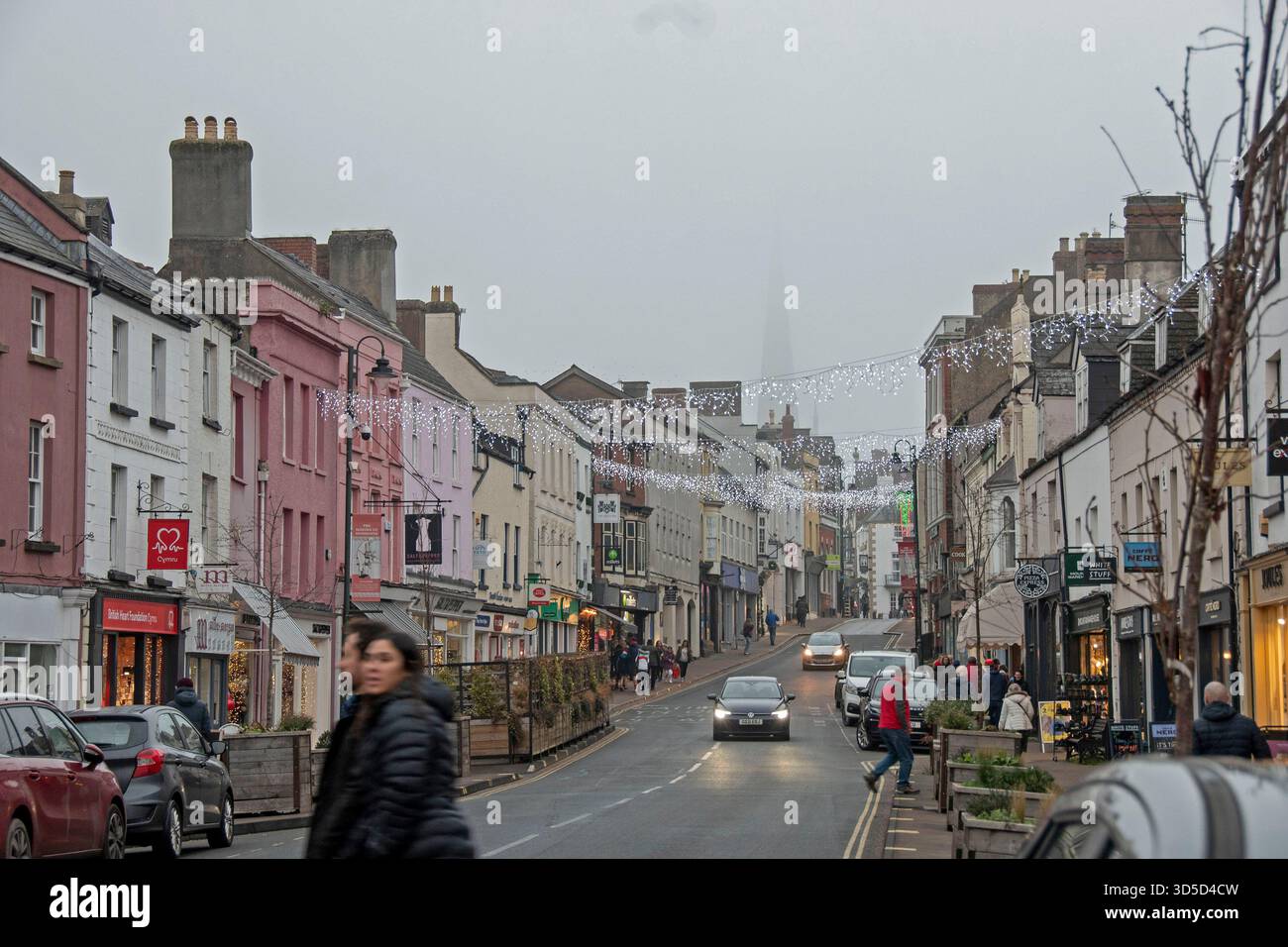 Die belebte High Street in Monmouth, Monmouthshire, Wales, wo der Fluss Monnow in den River Wye mündet. Re : schwerer Vorfall, der als schwere Überschwemmungen gemeldet wurde, trifft Monmouth während des Sturms Claudia (Dateibild vom Dezember 2023); Stockfoto
