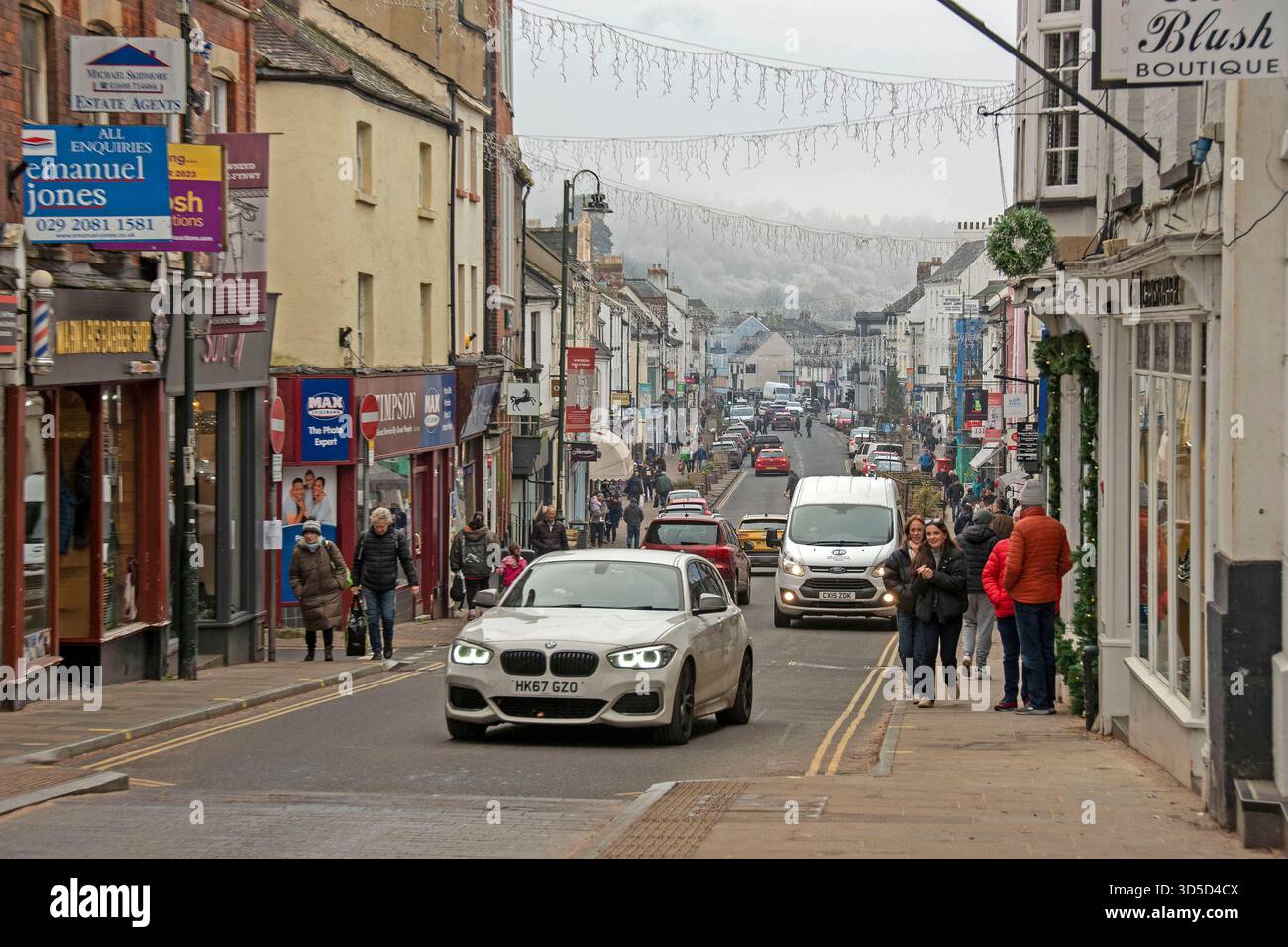 Die belebte High Street in Monmouth, Monmouthshire, Wales, wo der Fluss Monnow in den River Wye mündet. Re : schwerer Vorfall, der als schwere Überschwemmungen gemeldet wurde, trifft Monmouth während des Sturms Claudia (Dateibild vom Dezember 2023); Stockfoto