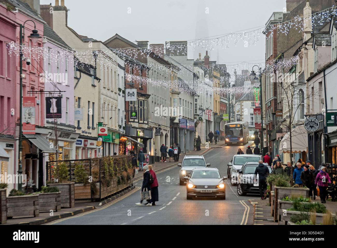 Die belebte High Street in Monmouth, Monmouthshire, Wales, wo der Fluss Monnow in den River Wye mündet. Re : schwerer Vorfall, der als schwere Überschwemmungen gemeldet wurde, trifft Monmouth während des Sturms Claudia (Dateibild vom Dezember 2023); Stockfoto