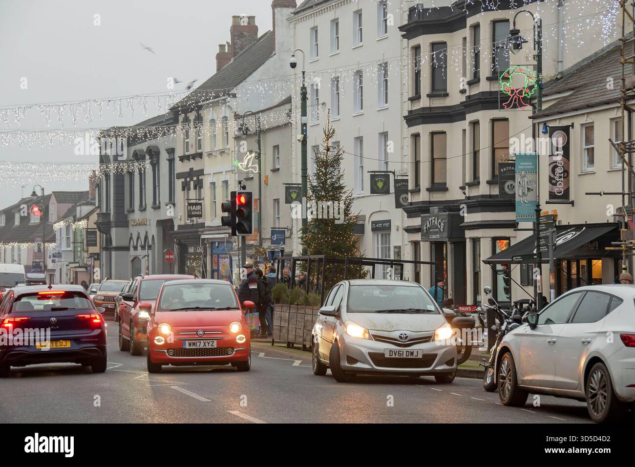 Die belebte High Street in Monmouth, Monmouthshire, Wales, wo der Fluss Monnow in den River Wye mündet. Re : schwerer Vorfall, der als schwere Überschwemmungen gemeldet wurde, trifft Monmouth während des Sturms Claudia (Dateibild vom Dezember 2023); Stockfoto