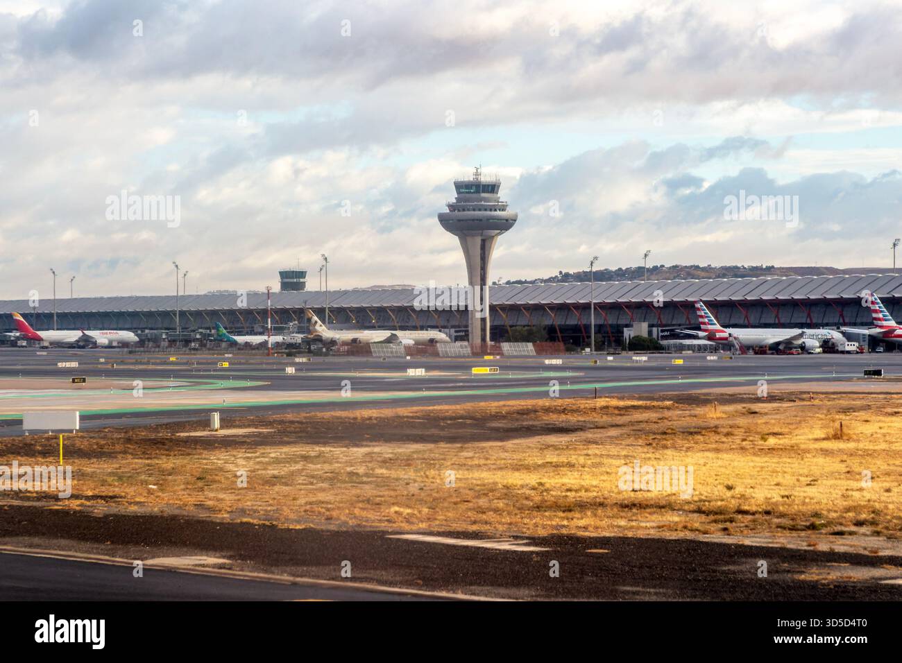 Kontrollturm und Terminal 4 Gebäude, Flughafen Adolfo Suárez Madrid-Barajas, Madrid, Spanien Stockfoto