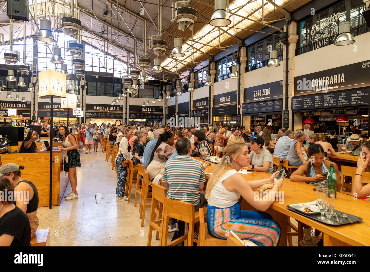 Time Out Market Lissabon, Mercado da Ribeira, Kunden im Markt genießen Mittagsmenü und Getränke aus den vielen Restaurants und Restaurants in Portugal Stockfoto