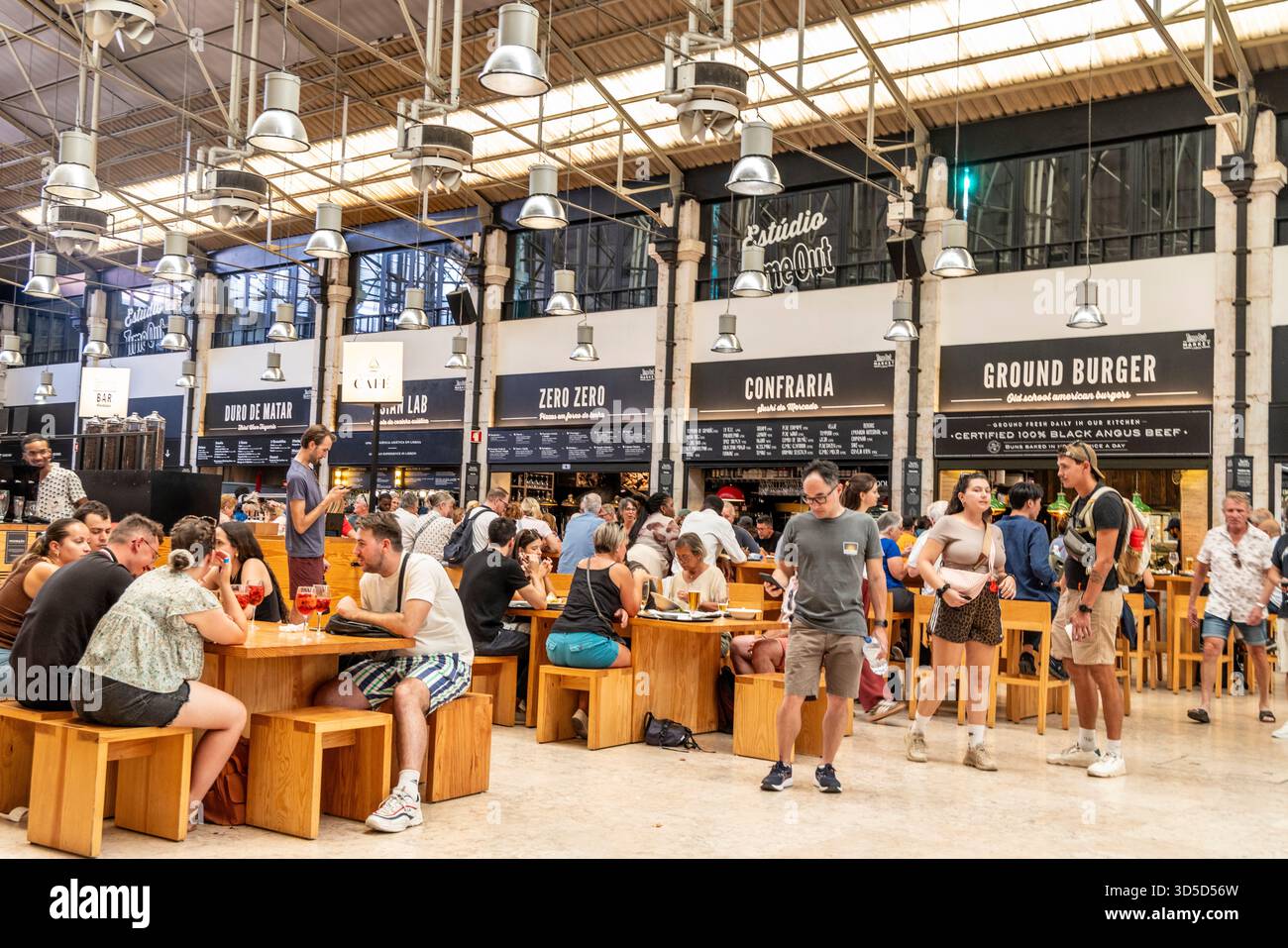 Time Out Market Lissabon, Mercado da Ribeira, Kunden im Markt genießen Mittagsmenü und Getränke aus den vielen Restaurants und Restaurants in Portugal Stockfoto