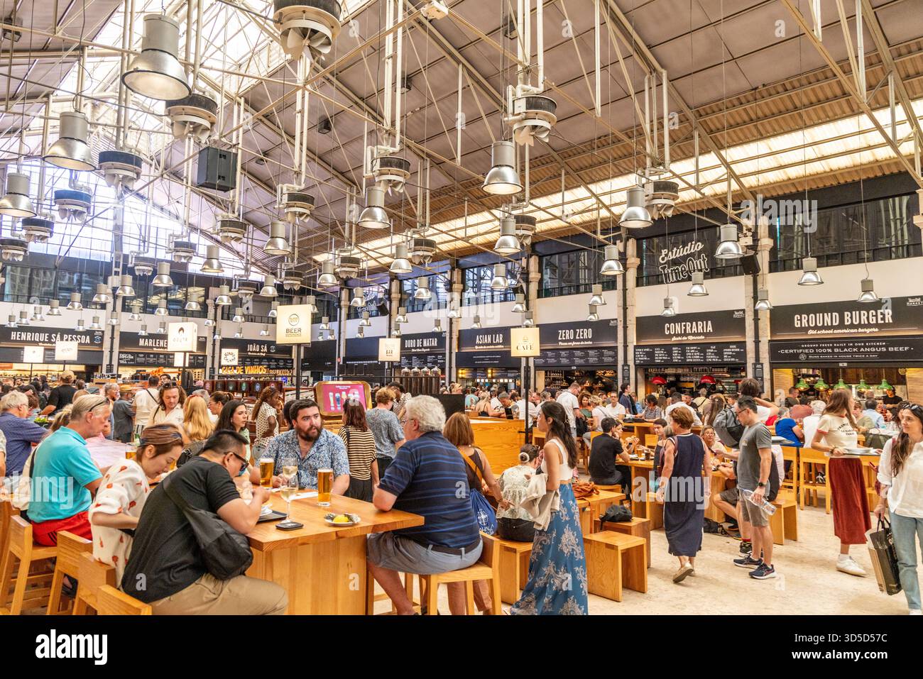 Time Out Market Lissabon, Mercado da Ribeira, Kunden im Markt genießen Mittagsmenü und Getränke aus den vielen Restaurants und Restaurants in Portugal Stockfoto
