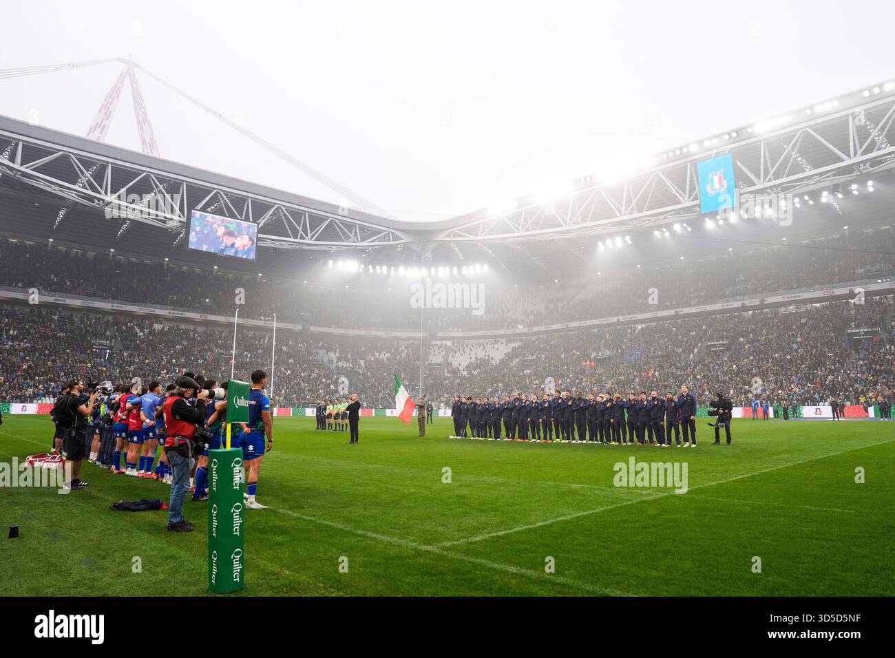 Torino, Italien. November 2025. Italiens Team steht vor dem Spiel der Quilter Nations Series 2025 zwischen Italien und Südafrika im Juventus-Stadion in Turin, Nordwesten Italiens - 15. November 2025. Sport - Fußball (Foto: Fabio Ferrari/LaPresse) Credit: LaPresse/Alamy Live News Stockfoto