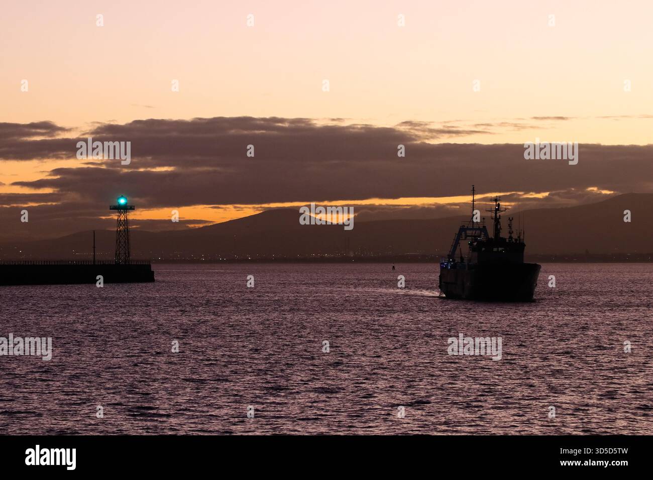 Cape Town East Pier Lighthouse Mit Boot Bei Dawn Stockfoto