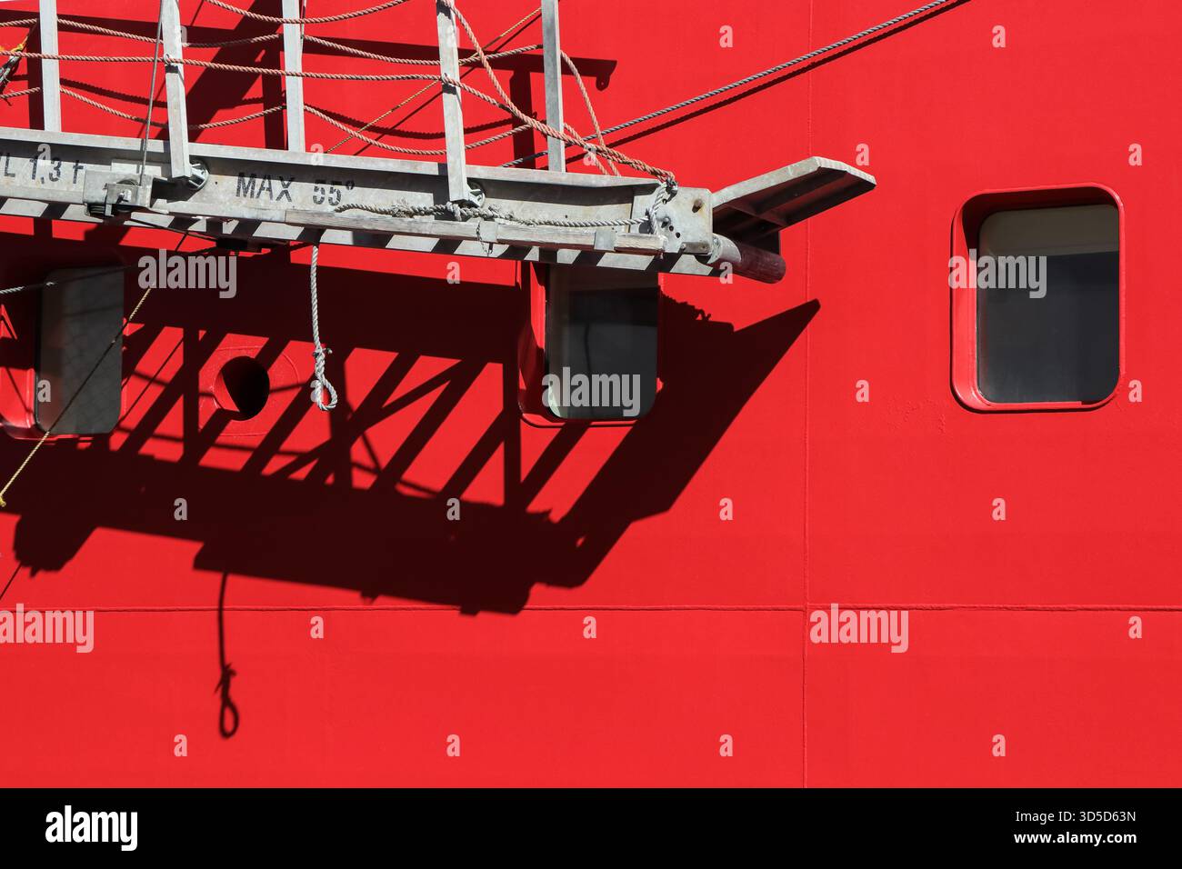 Für Abreise In Die Einstiegstreppe Auf Dem Roten Schiff Erhoben Stockfoto
