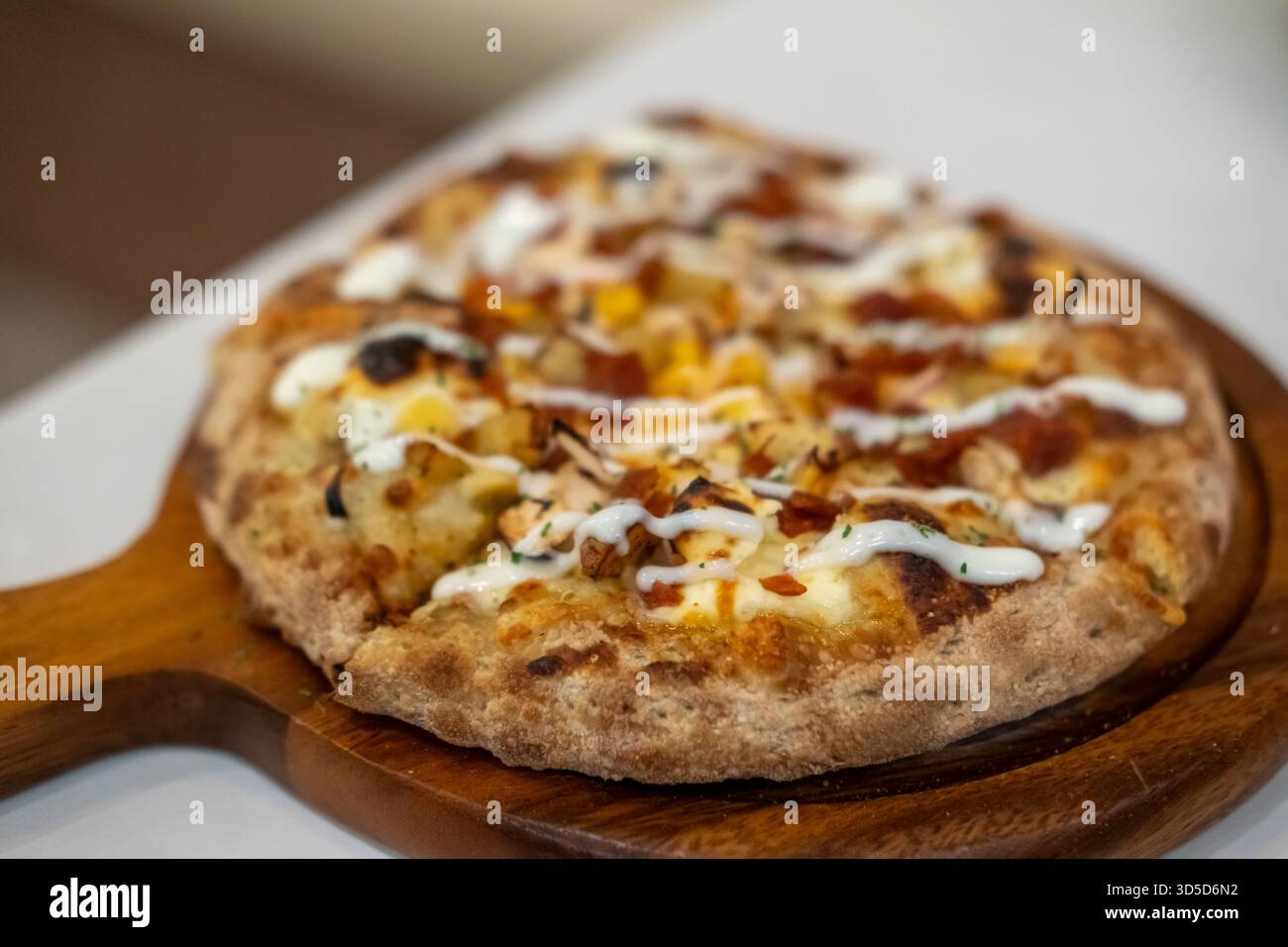 Nahaufnahme von Pizza auf der Holzpfanne Stockfoto