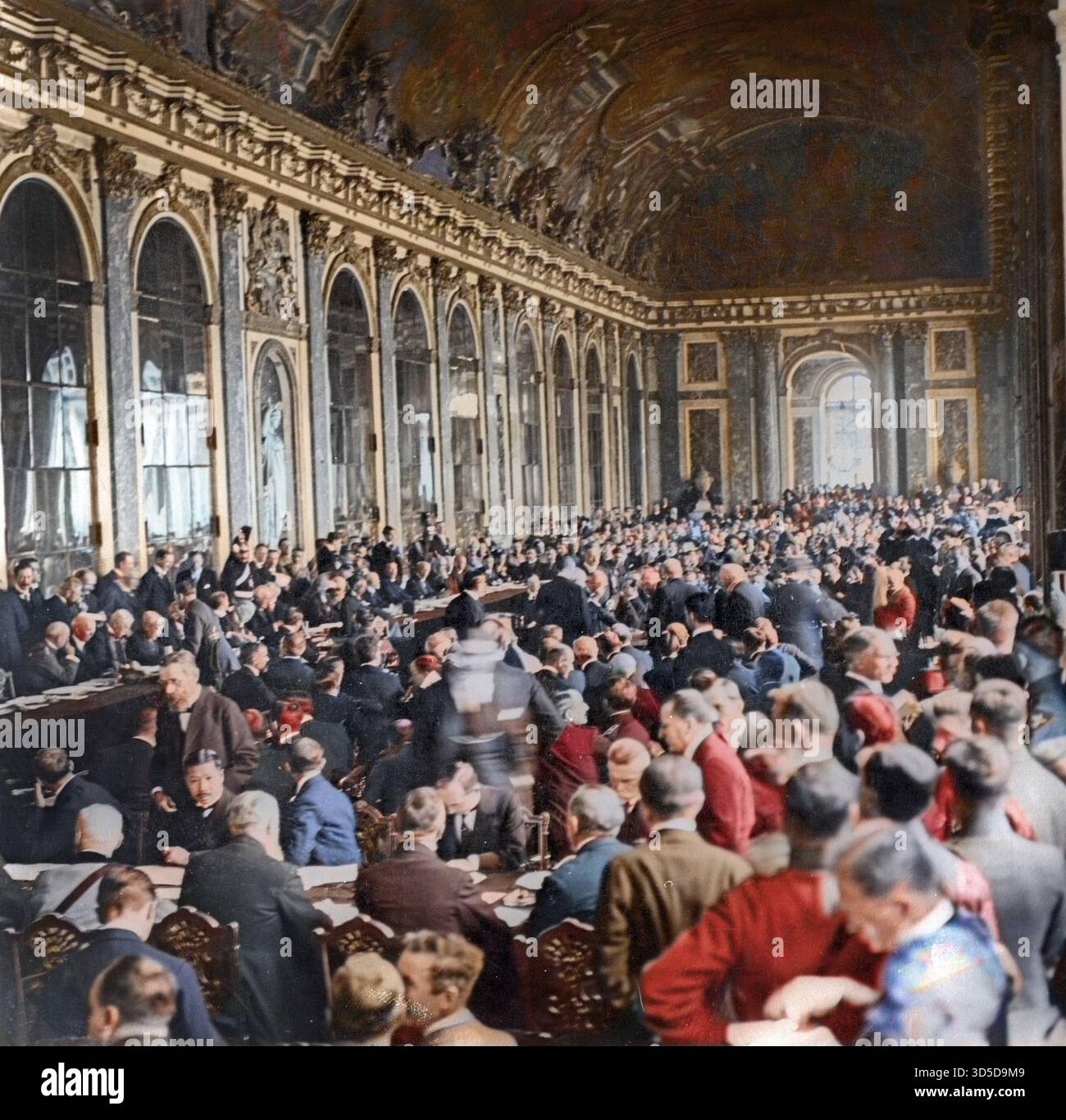 Die Delegationen unterzeichnen den Vertrag von Versailles im Spiegelsaal. - Galerie des Glaces du Chateau de Versailles ou les delegues des Differents pays disutent de la Signature du traite de paix de Versailles 28 Juin 1919 - spätere Färbung Stockfoto