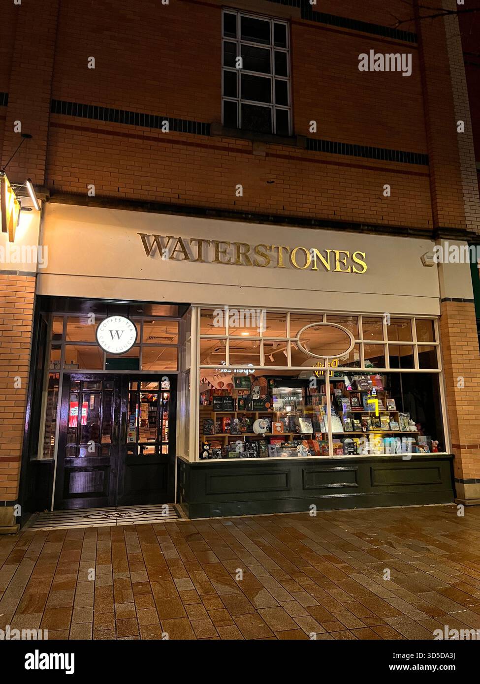Nächtlicher Blick auf die Buchhandlung Waterstones, beleuchtet mit warmen Lichtern im Stadtzentrum von Hull, England, mit Buchpräsentationen bei starkem Wind Stockfoto