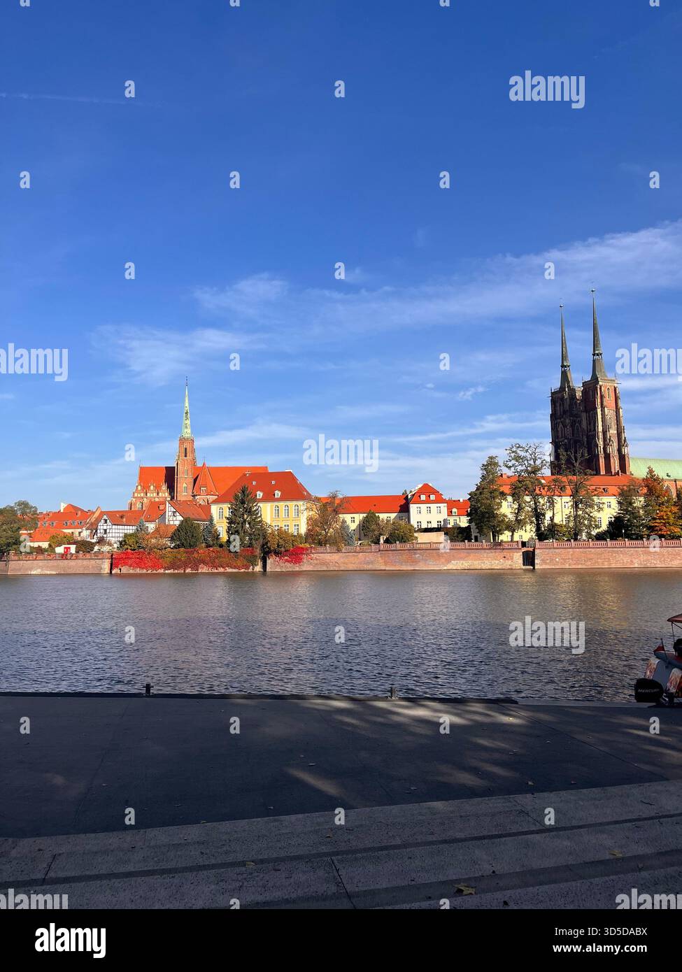 Malerischer Blick auf die Altstadt von Wrocław mit farbenfrohen historischen Gebäuden, die sich im Fluss spiegeln, Niederschlesien, Polen. - Smartphone-aufgenommenes Stockfoto