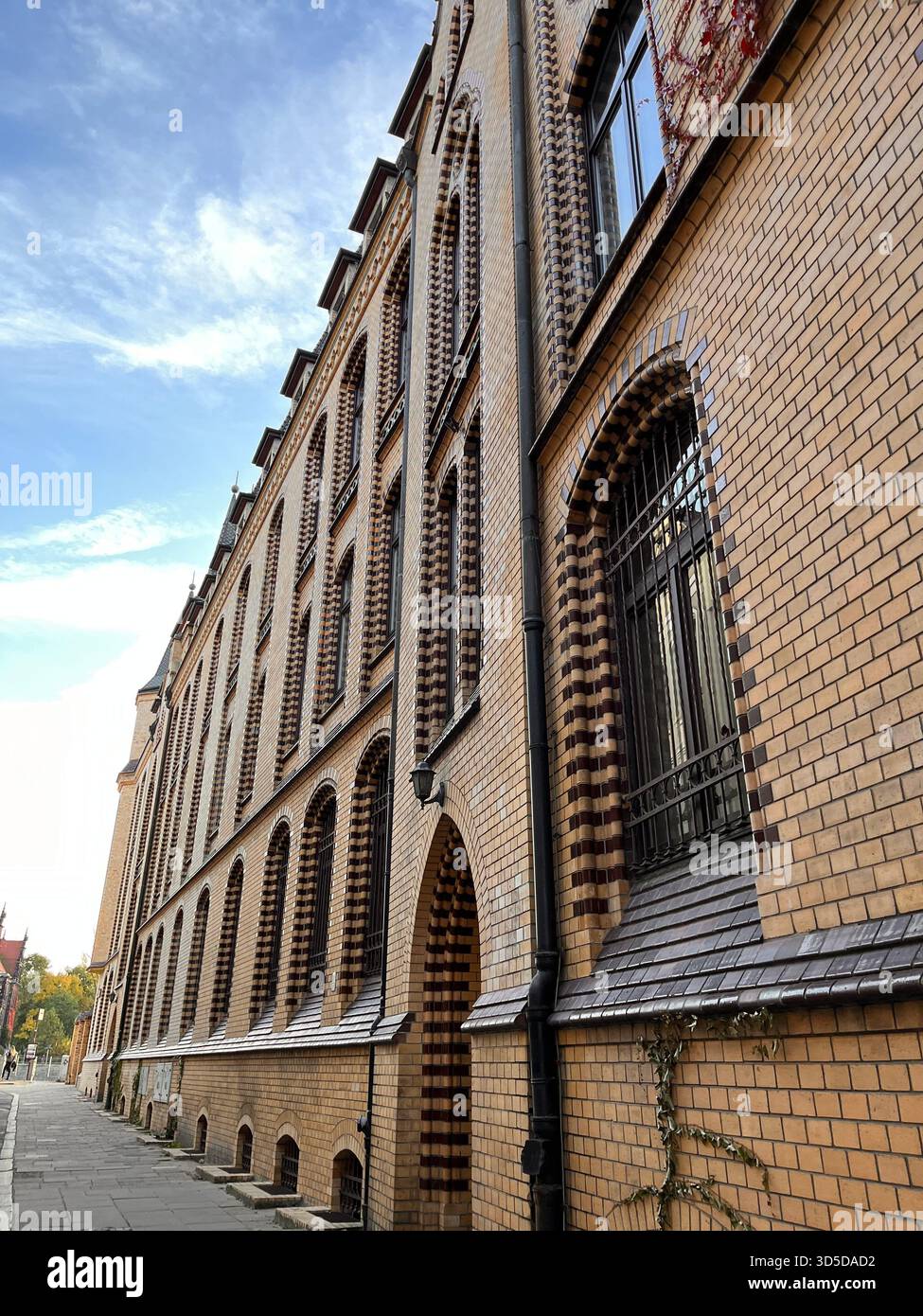 Detaillierte Ansicht der gotischen Backsteinfassade entlang einer engen Straße im historischen Zentrum von Wrocław, Polen. - Smartphone-aufgenommenes Stockfoto