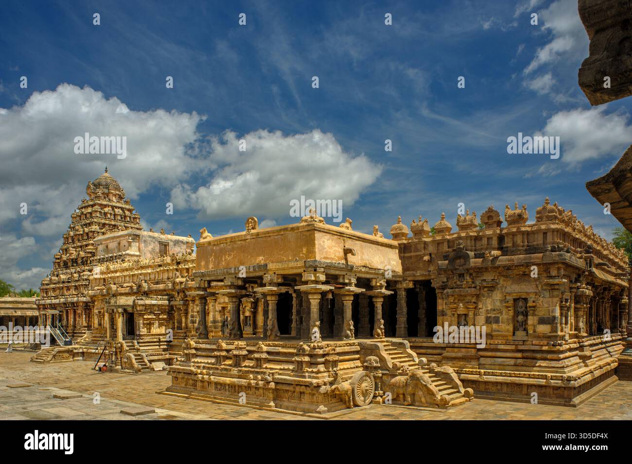 08 21 2009 der Airavatesvara-Tempel ist Teil der Great Living Chola-Tempel, die von der UNESCO, Darasuram, Kumbakonam Tamil Nadu, Indien, zum Weltkulturerbe erklärt wurden. Stockfoto