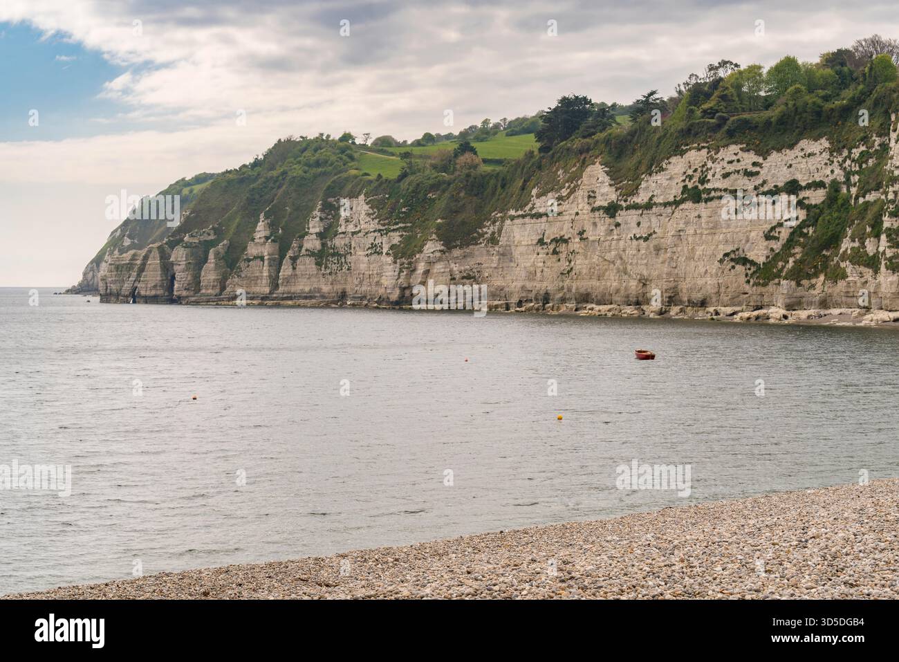 Stehen auf dem Strand in Bier Bier Kopf, der britische Sender und Seaton Bay, Bier, Devon, UK suchen Stockfoto