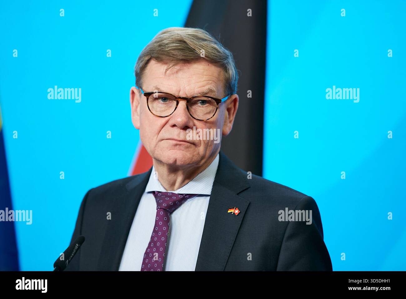 14. November 2025, Berlin, Deutschland - der Bundesaußenminister Dr. Johann Wadephul bei der Pressekonferenz im Außenministerium anlässlich des Besuchs seines Schweizer Kollegen. 00R251114D074CARO.JPG [MODELLVERSION: NEIN, EIGENSCHAFTSFREIGABE: NEIN (C) CA. Stockfoto