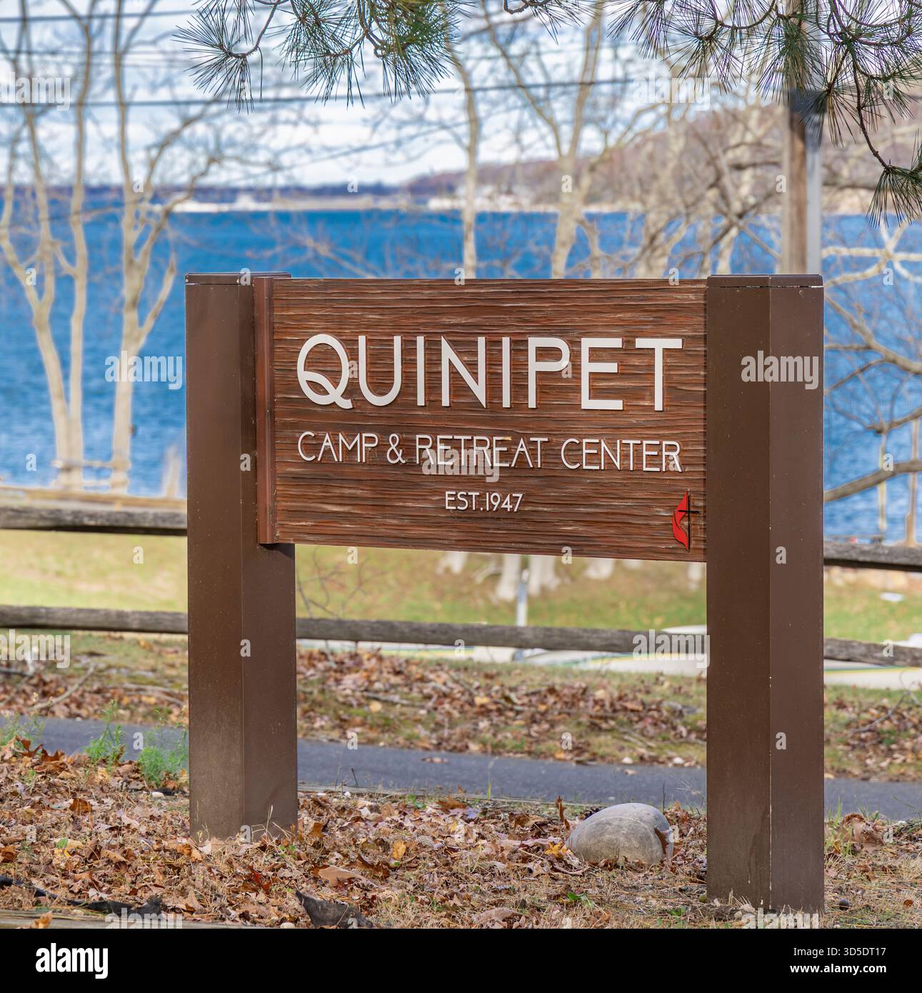 Großes braunes und weißes Schild für Quinipet Camp und Retreat Center in Shelter Island, ny Stockfoto