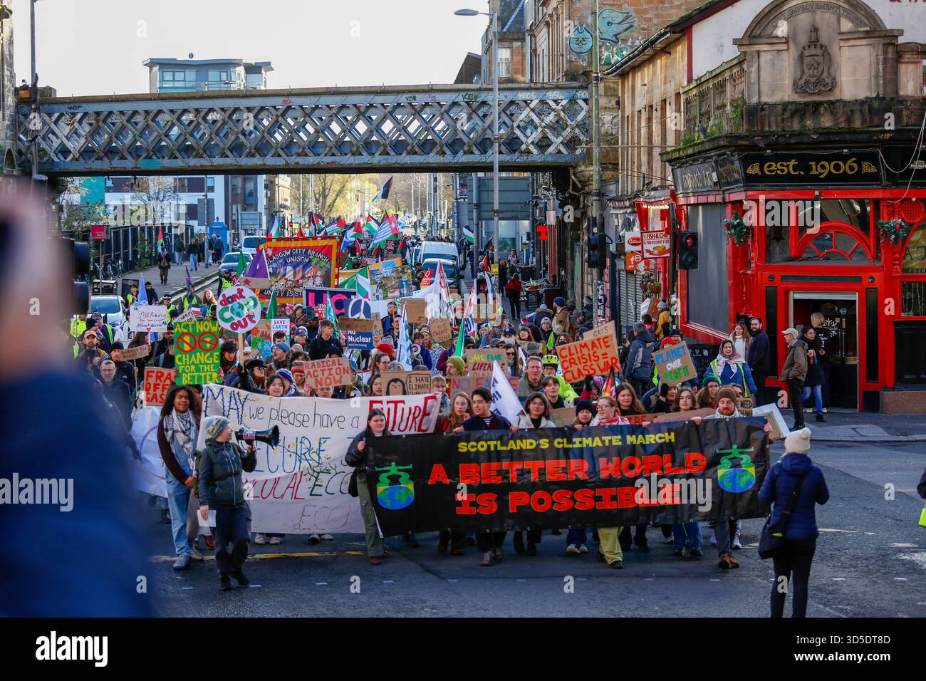 Glasgow, Schottland, Großbritannien. November 2025. Tausende Demonstranten marschierten durch die Straßen von Glasgow und setzten sich für globale Solidarität und den Übergang von fossilen Brennstoffen ein. Der marsch begann in Glasgow Green, durch das Stadtzentrum, bevor er zum Ausgangspunkt zurückkehrte. Diese Kundgebung war Teil einer weltweiten Klimaschutzveranstaltung, die zeitgleich mit dem UN-Klimagipfel (COP30) in Brasilien stattfand, auf dem Demonstranten die Regierungen dazu drängten, ihre Verpflichtungen für eine faire, nachhaltige und gerechte Klimapolitik zu beschleunigen. Quelle: Jacob Hughes/Alamy Live News Stockfoto