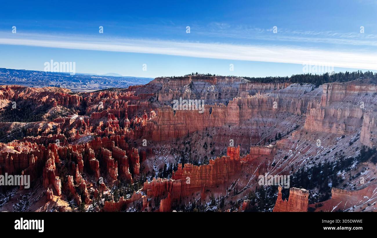 Die riesigen Schluchtenwände und Türme in Utah bieten kräftige Farben und einen weiten Himmel. Bryce Canyon Nationalpark Stockfoto