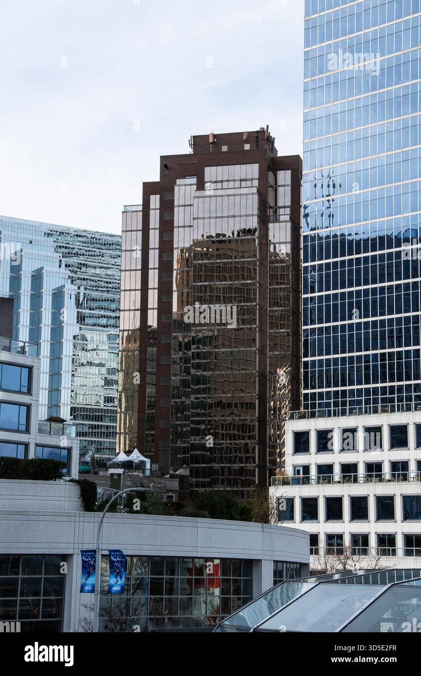 Reflexion von Gebäuden am Commerce Place in der Innenstadt von Vancouver, British Columbia, Kanada Stockfoto