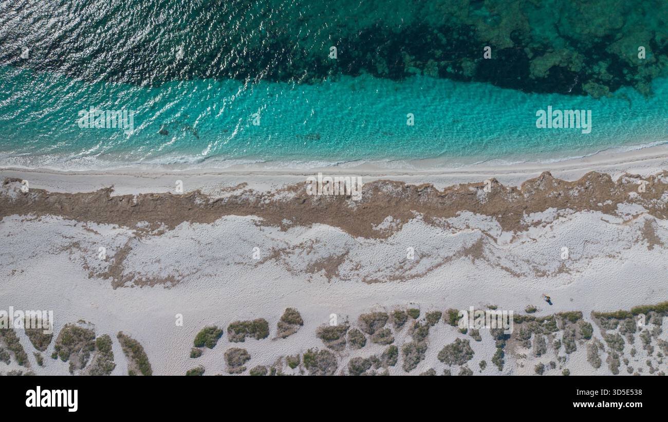 Mari Ermi Beach in Cabras mit weißem Quarzsand und türkisfarbenem Meer Stockfoto