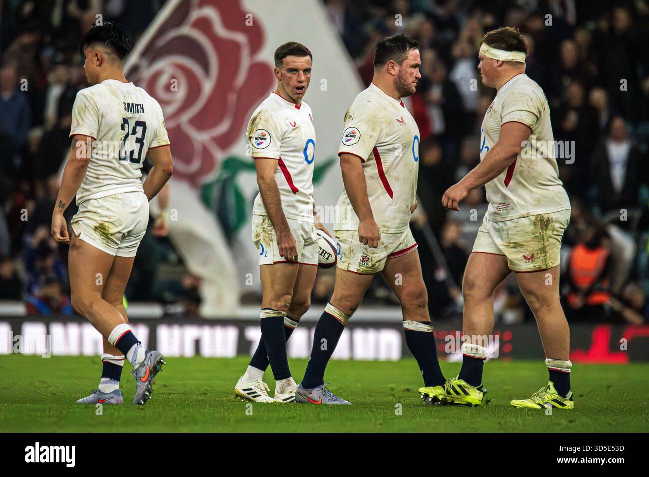 London, Großbritannien, 15. November 2025 England fliegt halb George Ford dreht sich und spricht mit seinen Teamkollegen, bevor er in der zweiten Halbzeit gegen Neuseeland in der Quilter Autumn Series im Allianz Stadium, Twickenham, London, UK antritt. Alex Williams / Alamy Live News Stockfoto