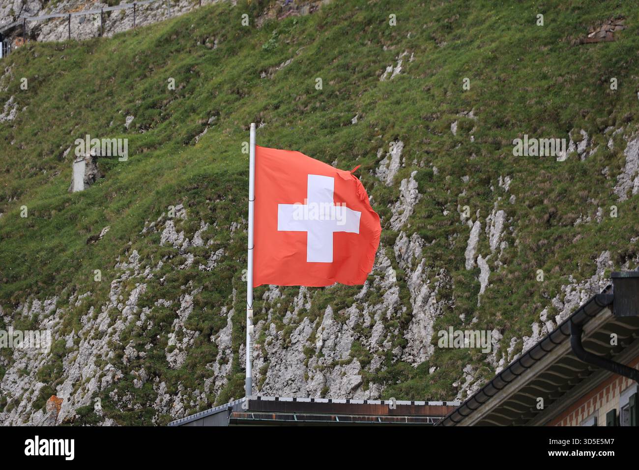 Schweizer Flagge an der Bergstation Pilatus im Kanton Luzern Stockfoto
