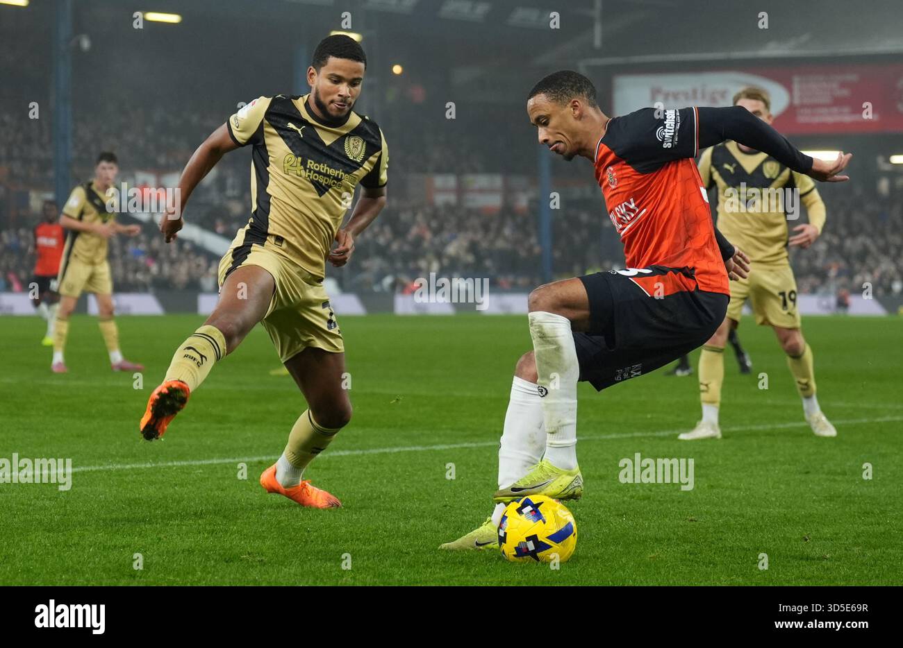 Cohen Bramall von Luton Town (rechts) und Denzel Hall von Rotherham United kämpfen um den Ball während des Spiels der Sky Bet League One in der Kenilworth Road, Luton. Bilddatum: Samstag, 15. November 2025. Stockfoto