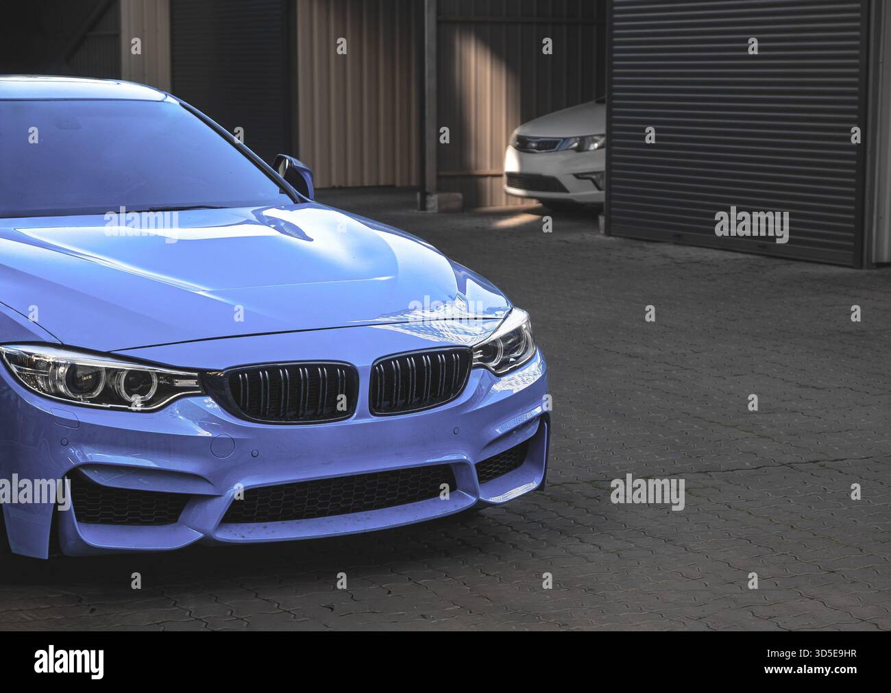 Elegante Limousine, die vom klassischen deutschen Automobildesign inspiriert ist, im Freien geparkt, mit klaren Linien und raffiniertem Verhältnis Stockfoto