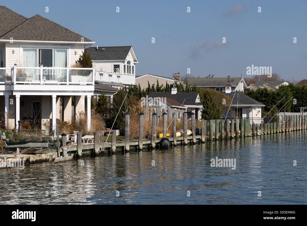 Wooden Dock and Beachfront Homes on a Sunny Waterfront Day, Amityville, Long Island, New Yoork Stockfoto