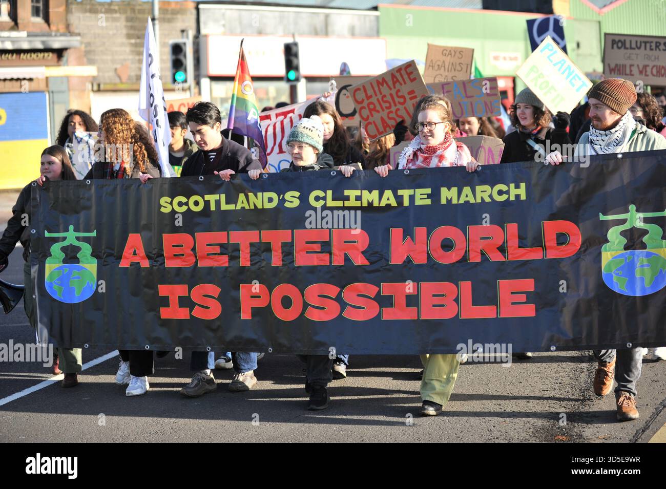 GLASGOW, SCHOTTLAND – 15. November 2025: Demonstranten werden mit einem Banner gesehen, das Schottlands Klimamarsch – Eine bessere Welt ist möglich liest. Tausende marschierten heute (15.11.25) in Schottlands größter Klimaschutzmaßnahme seit der COP26 durch Glasgow. Die Demonstranten fordern Klimagerechtigkeit und einen fairen Übergang von fossilen Brennstoffen. Unter dem Motto „eine bessere Welt ist möglich“ rufen sie Glasgow Green auf. Zu den Sprechern zählen Dave Moxham, Peter Kelly und lokale Aktivisten. Stockfoto