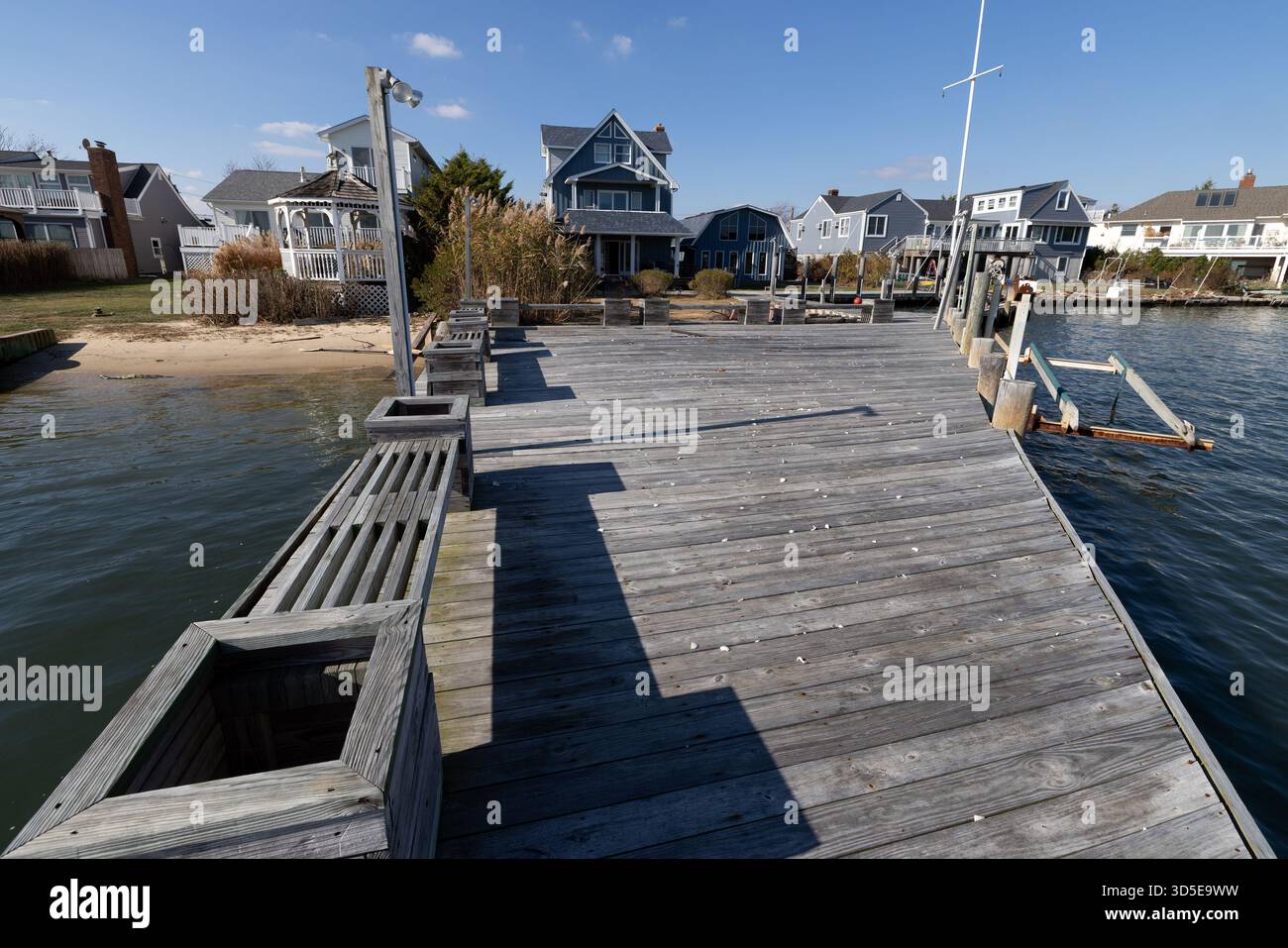 Wooden Dock and Beachfront Homes on a Sunny Waterfront Day, Amityville, Long Island, New Yoork Stockfoto
