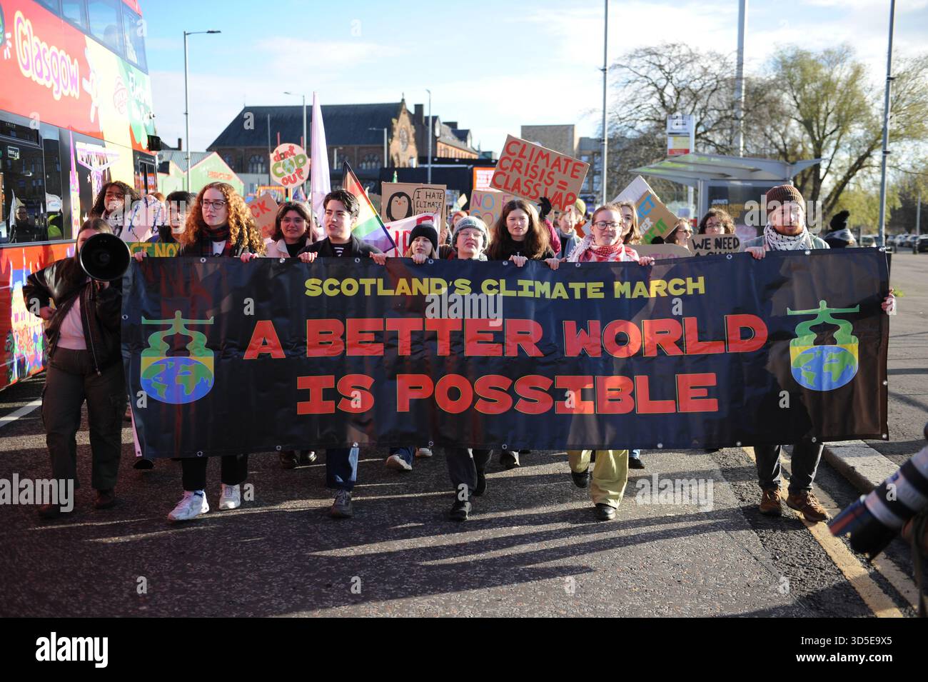 GLASGOW, SCHOTTLAND – 15. November 2025: Demonstranten werden mit einem Banner gesehen, das Schottlands Klimamarsch – Eine bessere Welt ist möglich liest. Tausende marschierten heute (15.11.25) in Schottlands größter Klimaschutzmaßnahme seit der COP26 durch Glasgow. Die Demonstranten fordern Klimagerechtigkeit und einen fairen Übergang von fossilen Brennstoffen. Unter dem Motto „eine bessere Welt ist möglich“ rufen sie Glasgow Green auf. Zu den Sprechern zählen Dave Moxham, Peter Kelly und lokale Aktivisten. Stockfoto