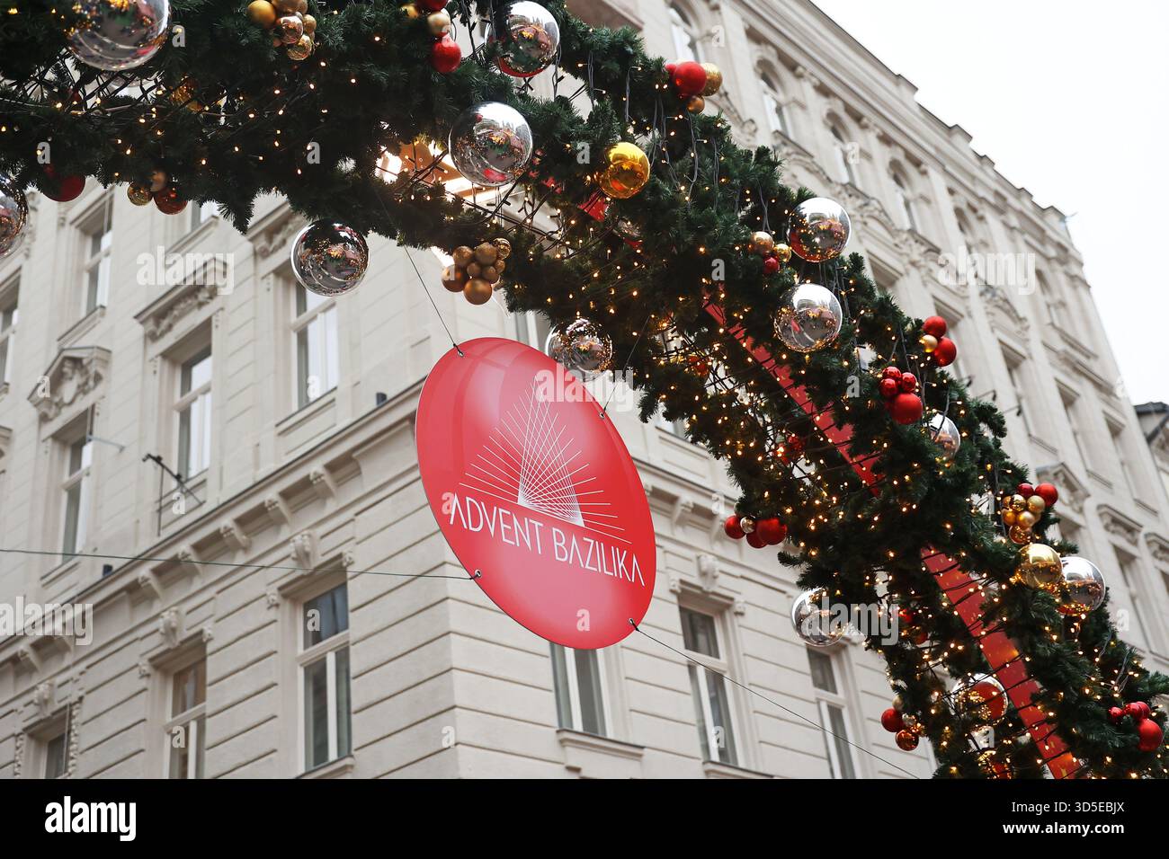Adventsschild Bazilika Weihnachtsmarkt hängt unter einer Weihnachtsbogendekoration in Budapest, Ungarn Stockfoto
