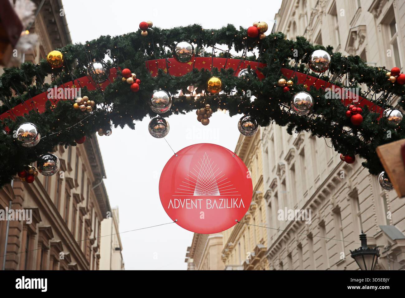 Adventsschild Bazilika Weihnachtsmarkt hängt unter einer Weihnachtsbogendekoration in Budapest, Ungarn Stockfoto
