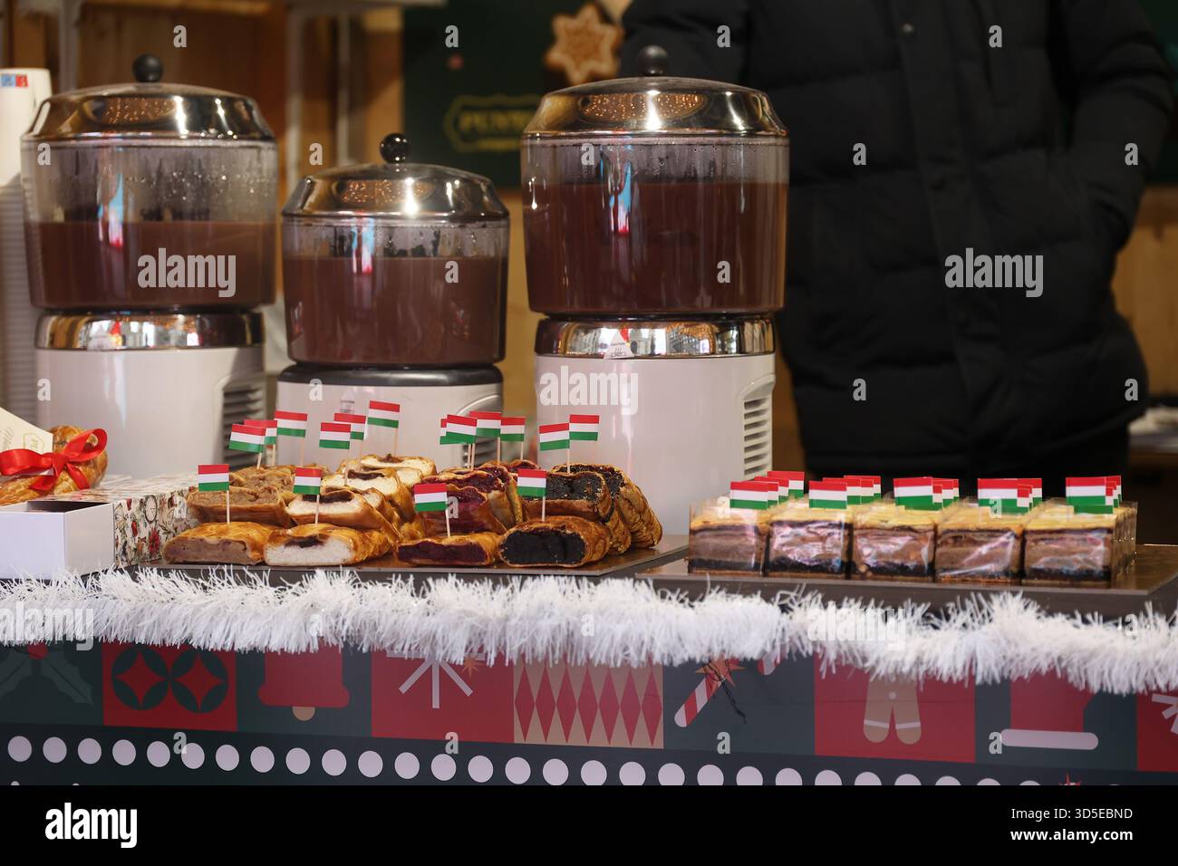 Traditionelle ungarische Strudelbrötchen, genannt Rétes, andere Gebäckstücke und warme Getränke auf dem Weihnachtsmarkt in Budapest, Ungarn Stockfoto