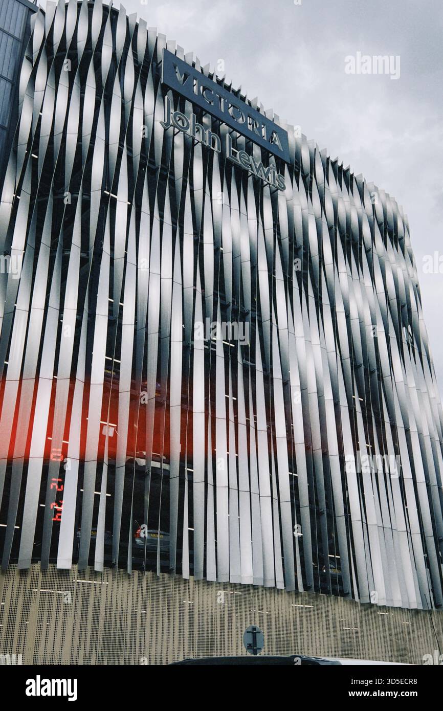 Zeitgenössische architektonische Details des Victoria Gate Gebäudes in Leeds mit markanten vertikalen Metallflossen und reflektierendem Glas. - Smartphone-aufgenommenes Stockfoto