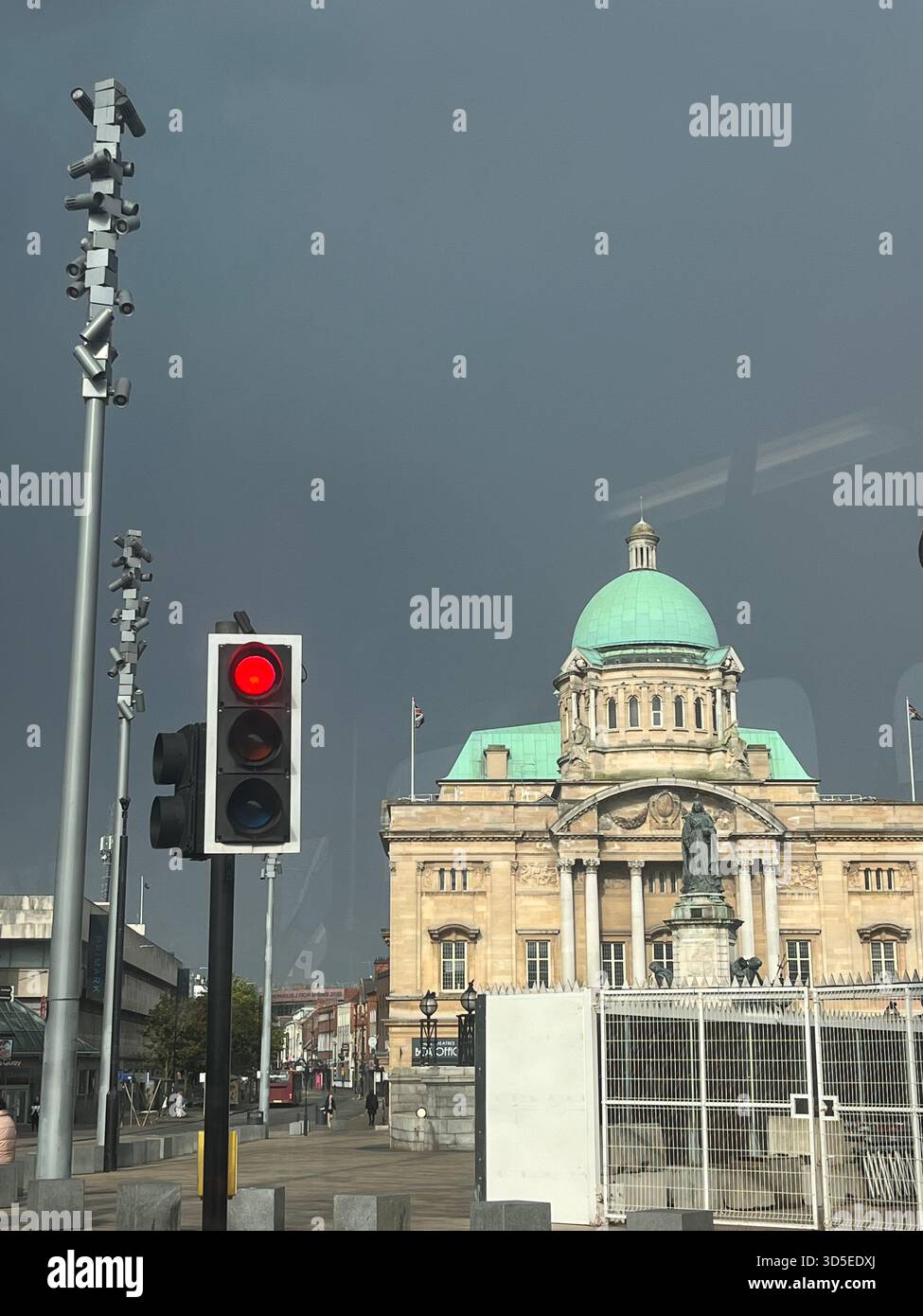 Ein beeindruckendes Stadtbild mit einem historischen Kuppelgebäude in Hull, England, unter einem dramatischen Himmel. - Smartphone-aufgenommenes Stockfoto
